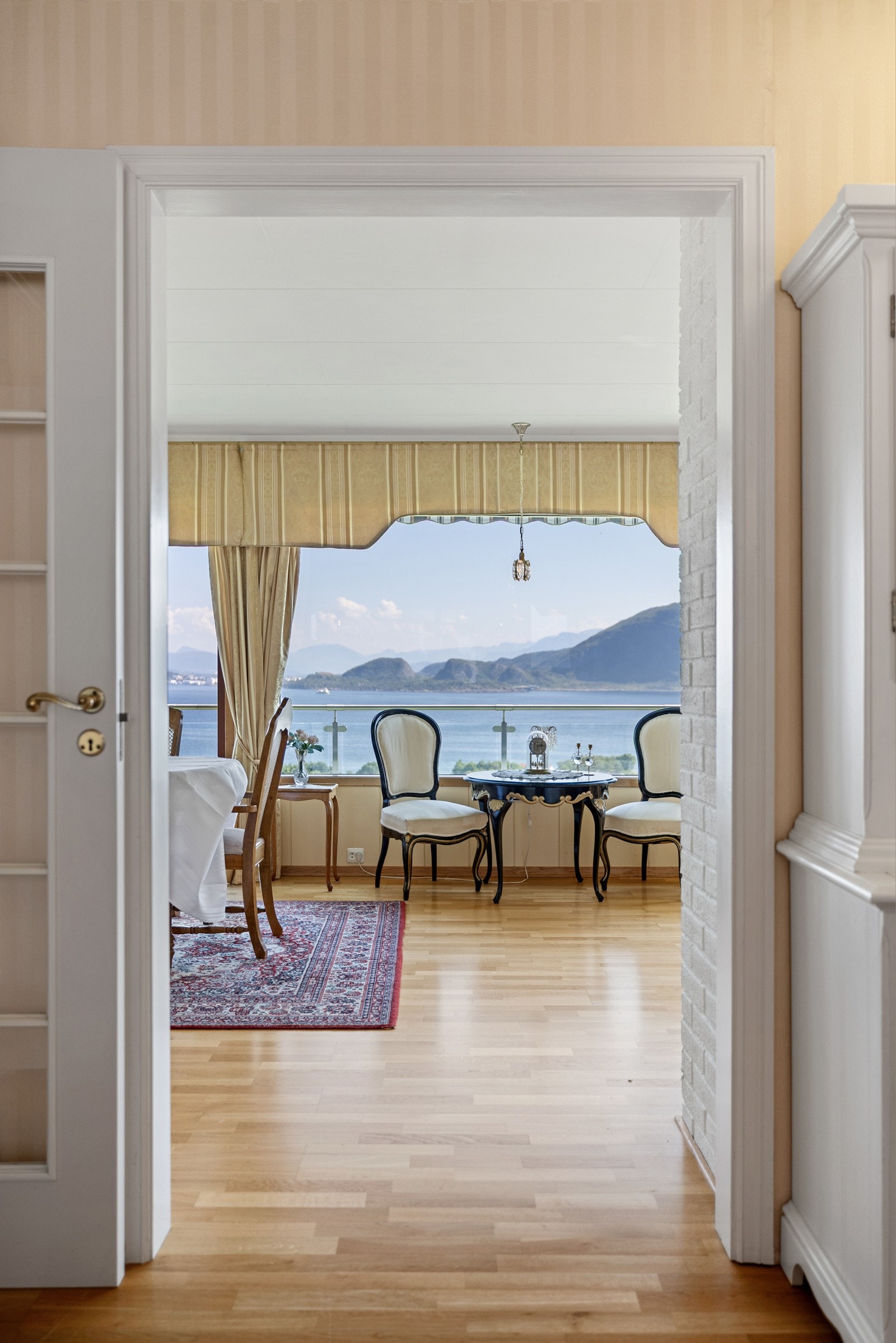 Her ser vi fra kjøkkenet og ut til stuen. Galleribilde