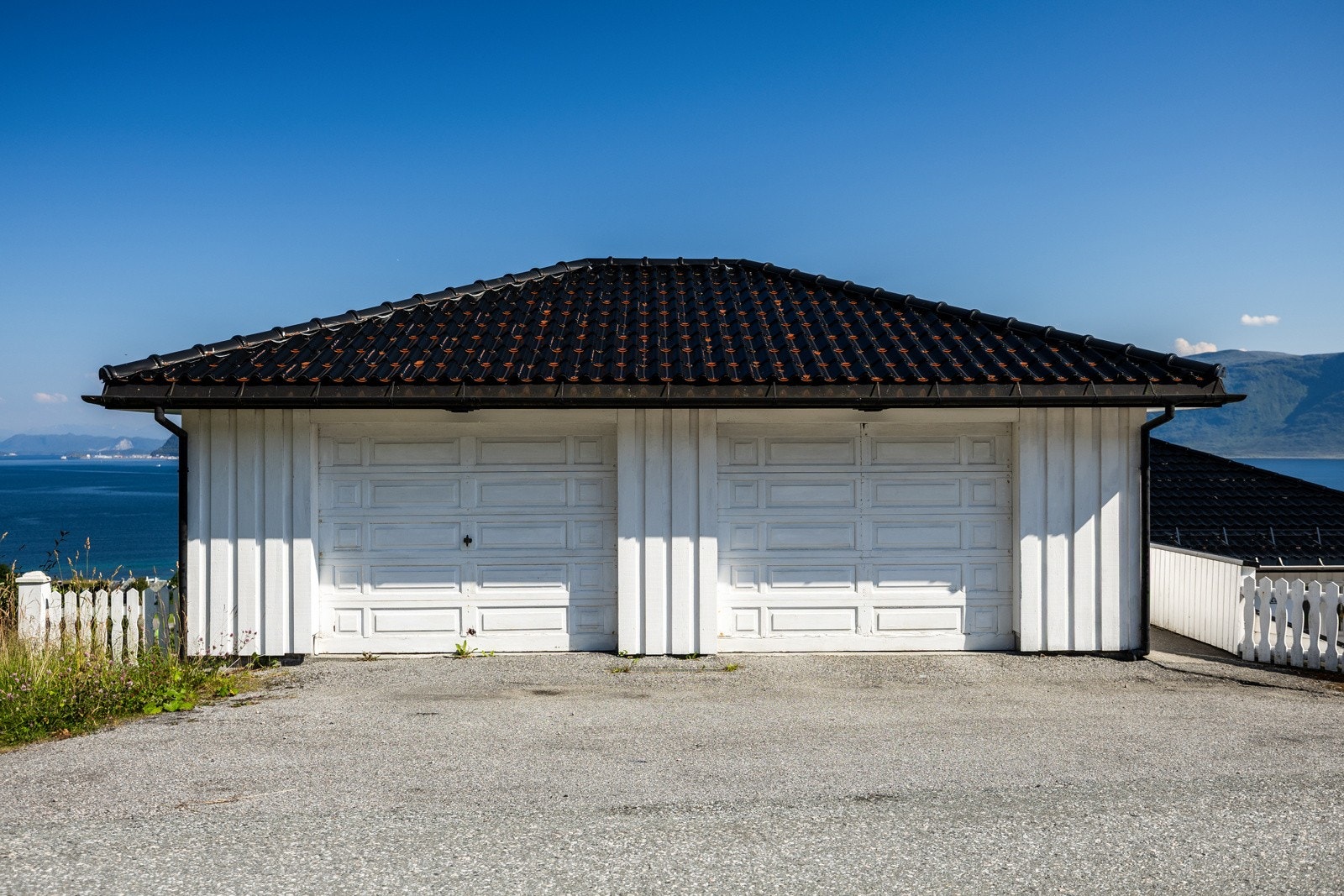 Det er gode parkeringsmuligheter på eiendommen, som her i denne dobbelgarasjen. Galleribilde