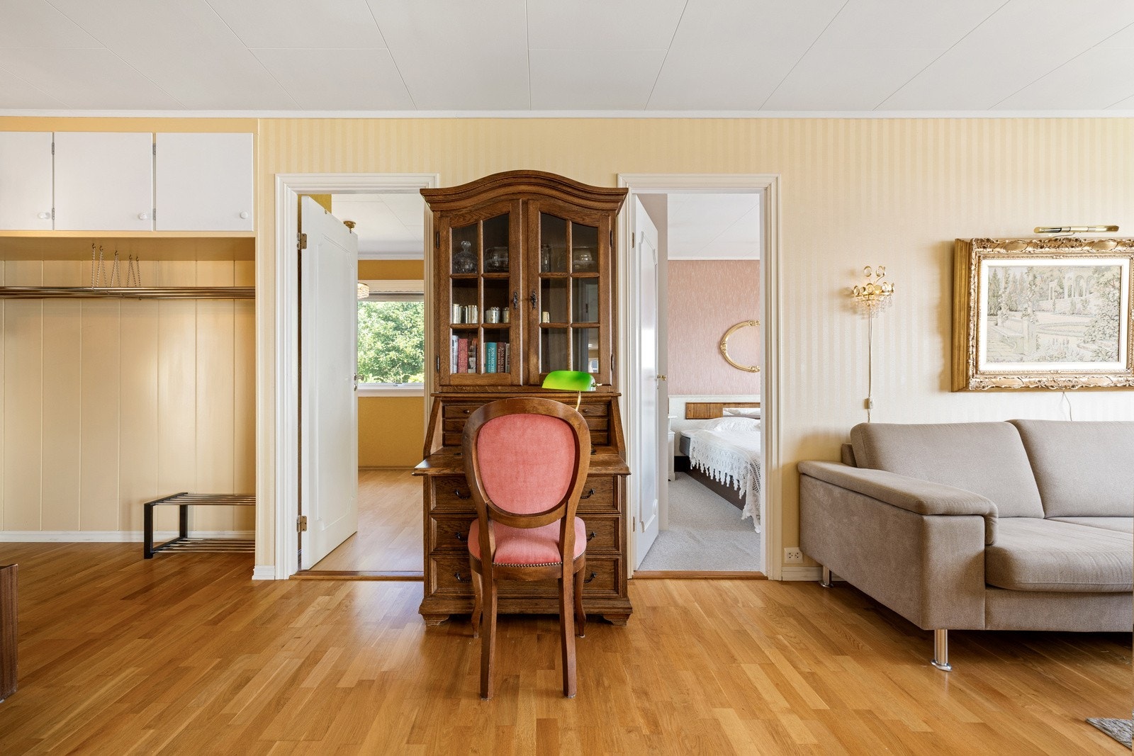 Hovedetasjen består av inngangsparti, gang, to soverom, stue, TV-stue, kjøkken og bad. Galleribilde