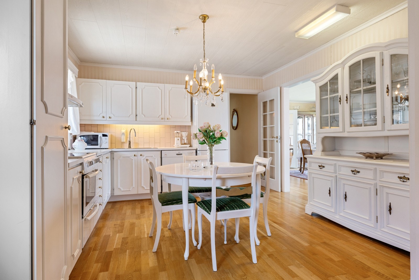 Kjøkkenet er av svært god størrelse og praktisk utformet. Galleribilde