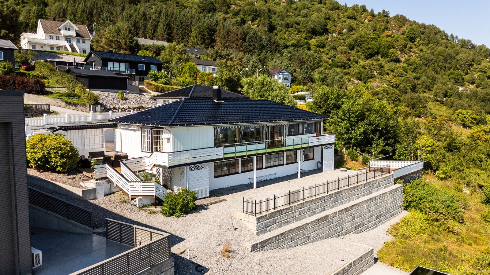 Over to plan og loft får man mye bolig for pengene. Det må dog påregnes en del oppgraderinger og moderniseringer. Galleribilde