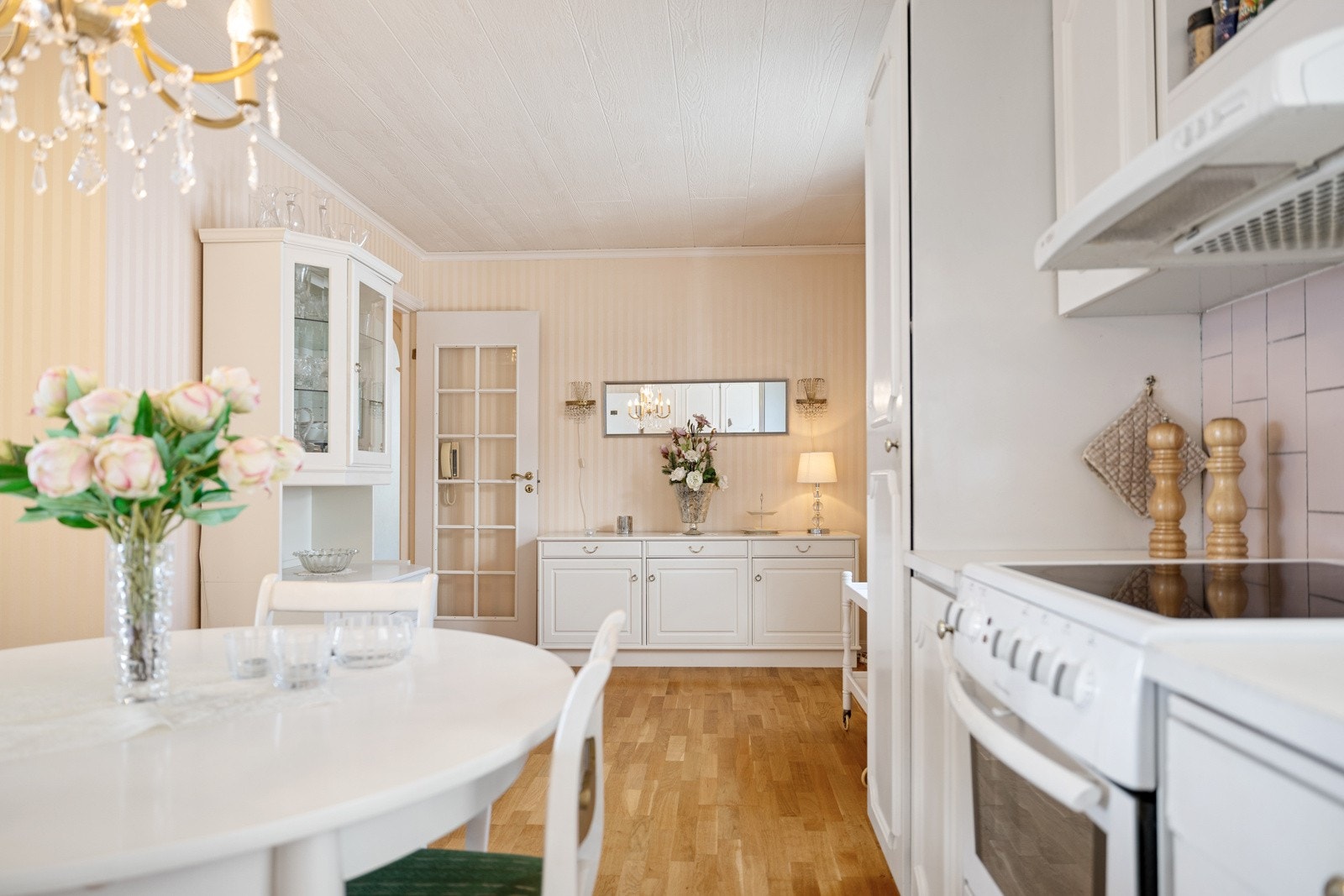 God skapplass til oppbevaring av serviser og diverse. Galleribilde