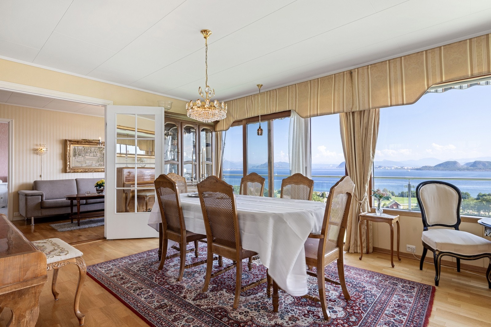 Store vindusflater sørger for mye naturlig lysinnslipp. Galleribilde