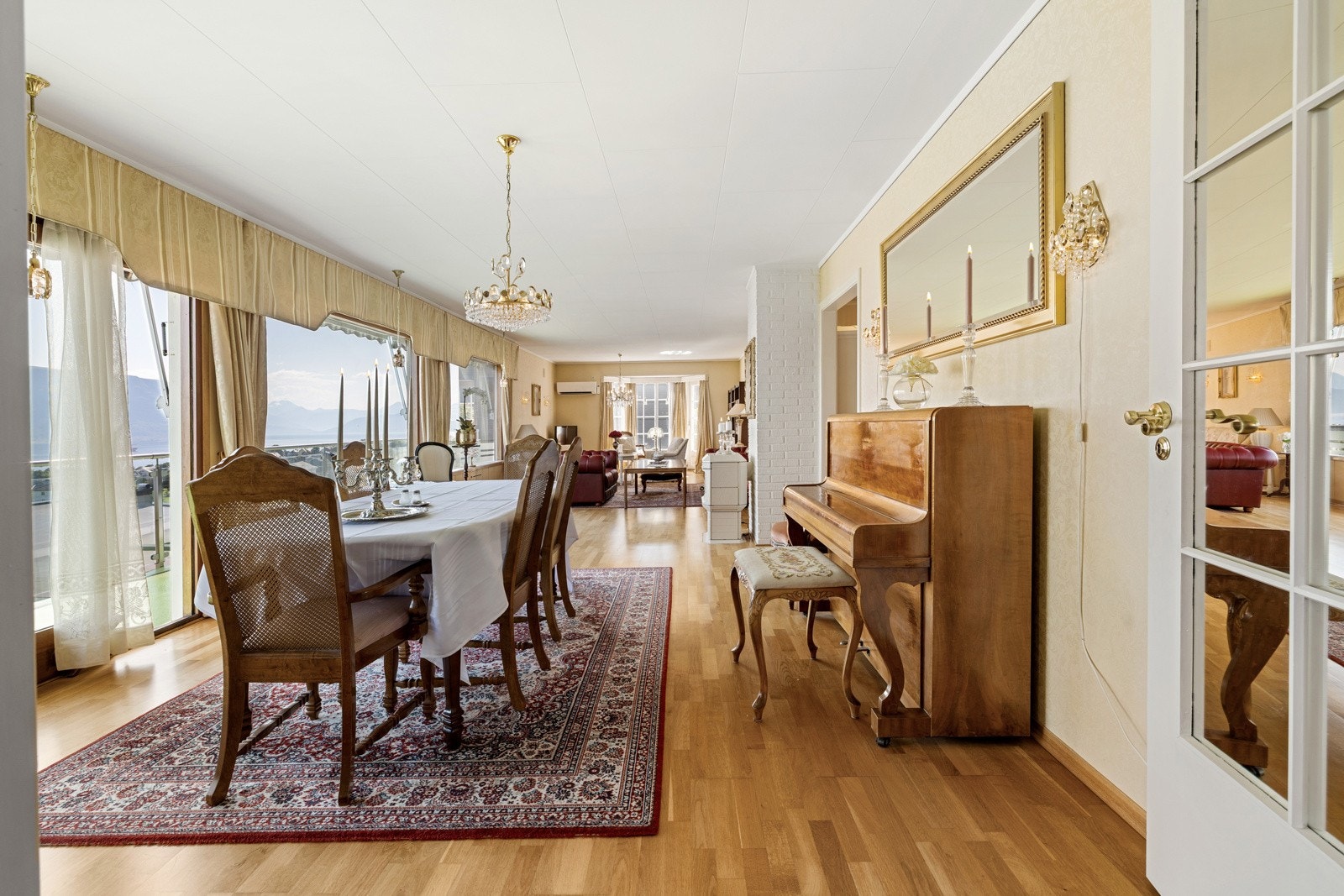 Stuen er veldig romslig, med plass til hele familien rundt spisebordet. Galleribilde