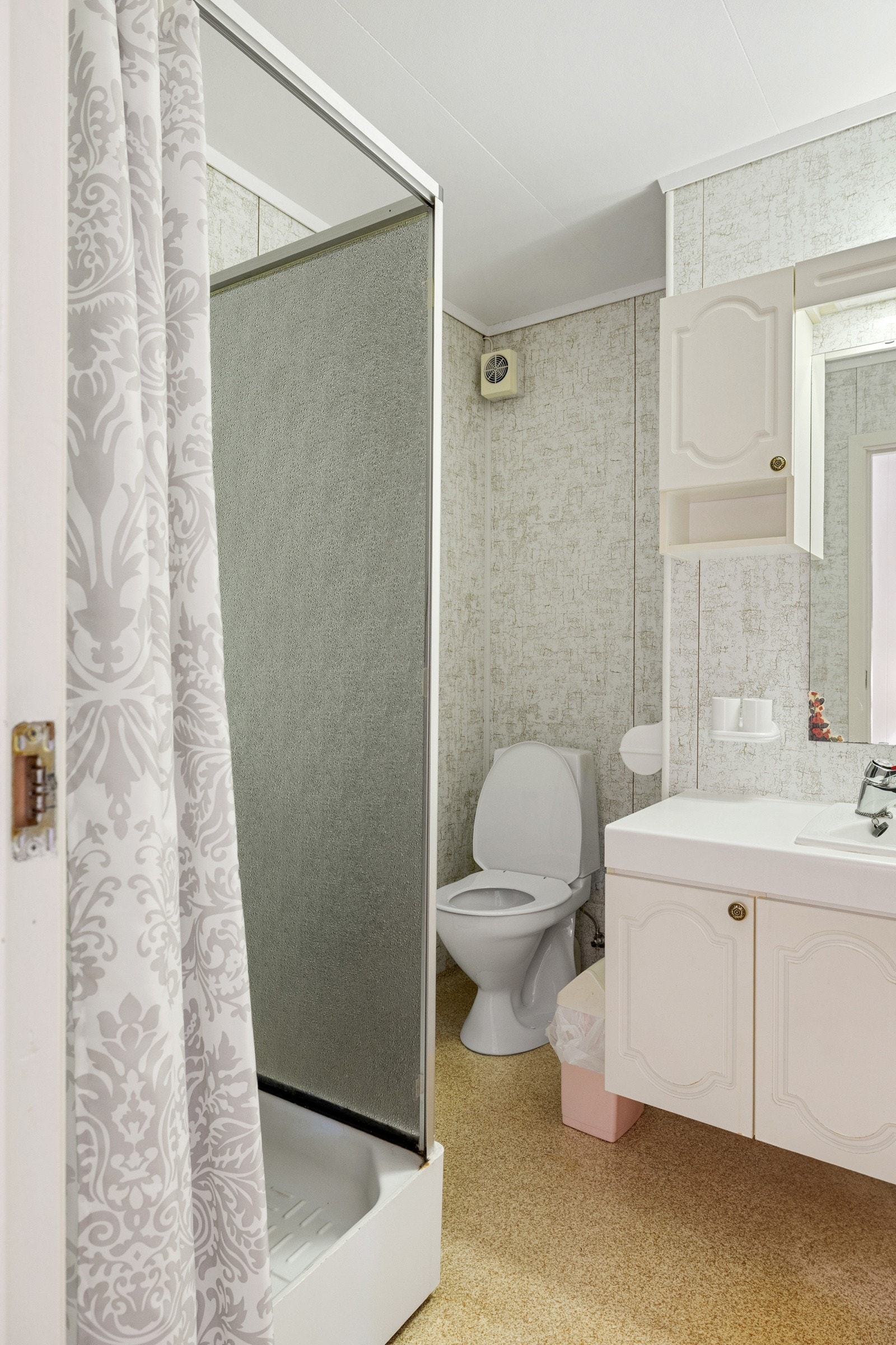 Badet har epoxy-gulvbelegg og baderomsplater på veggene. Galleribilde