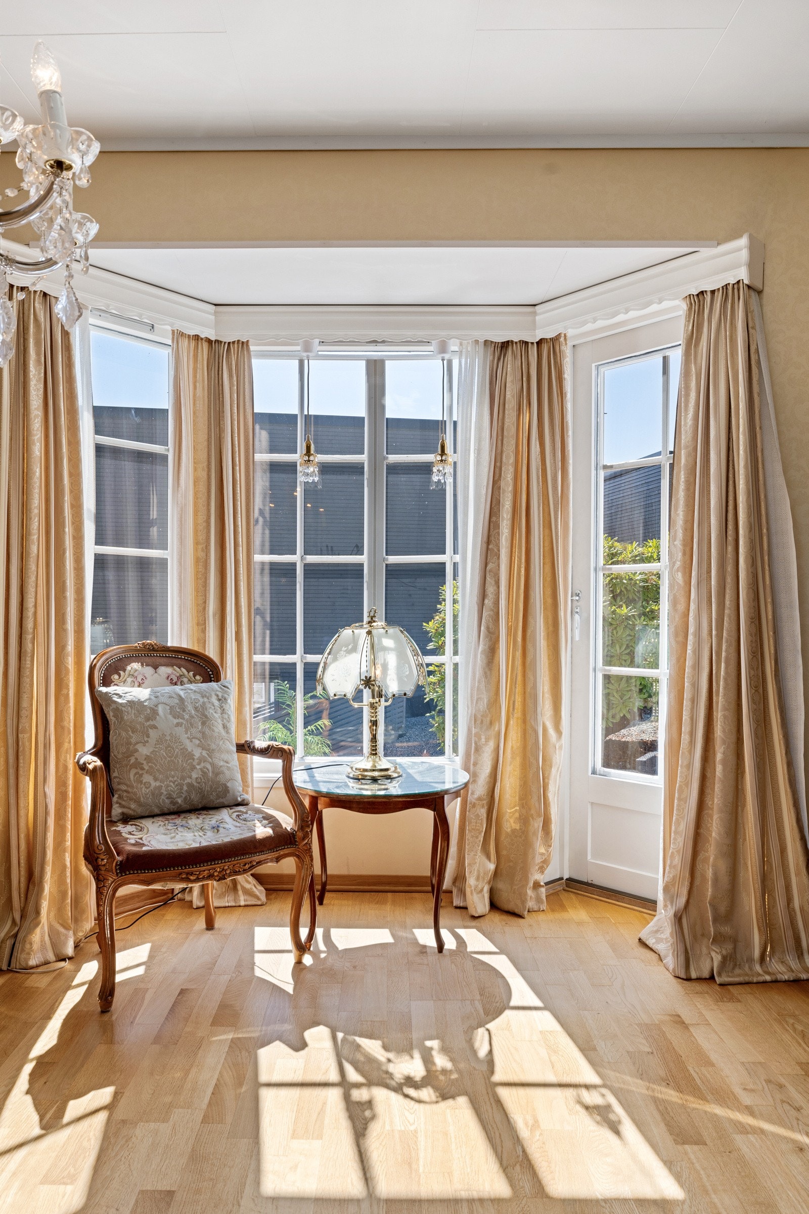 Koselig sittegruppe mot sør, med utgang til terrassen. Galleribilde