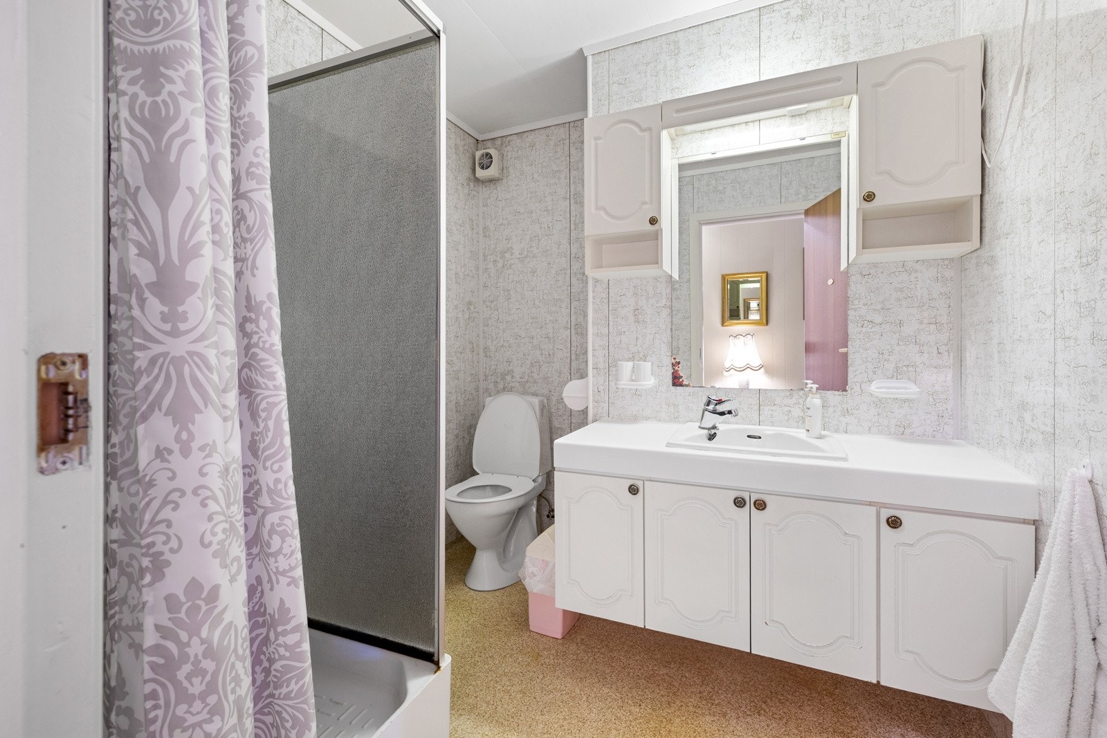 Badet i kjeller er innredet med servantskap, wc og dusjkabinett. Galleribilde