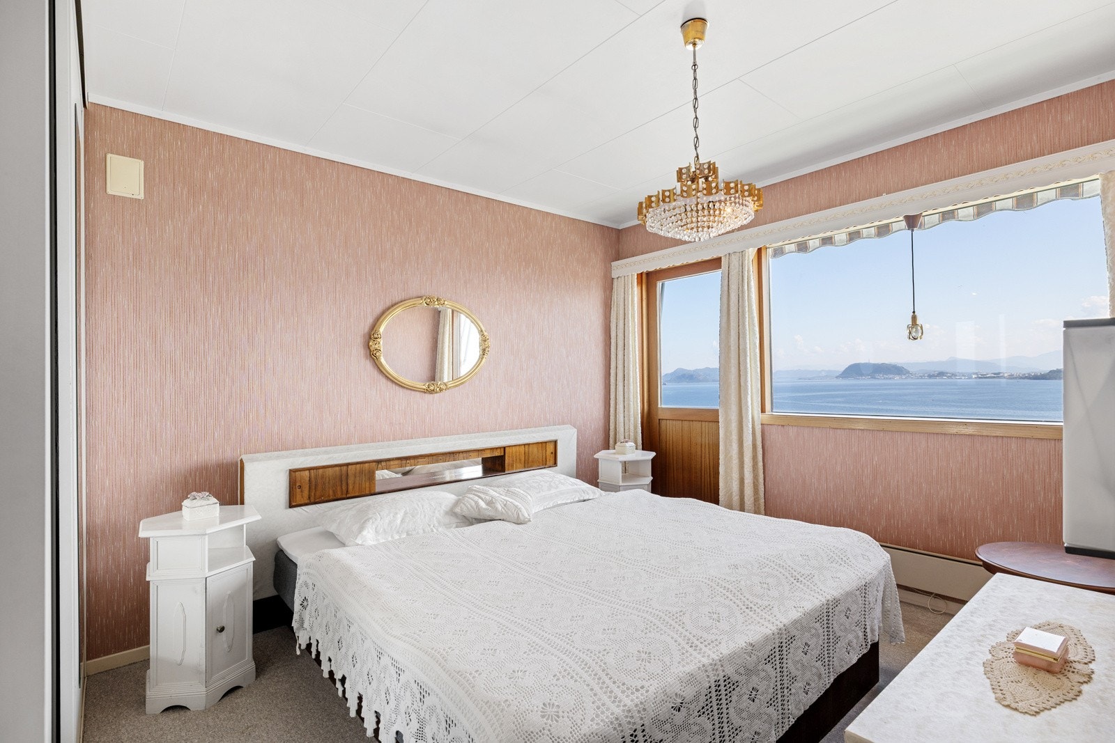 I hovedetasjen er det to soverom av svært god størrelse. Galleribilde