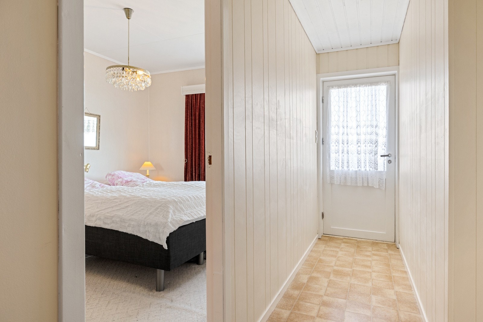 Det er tre rom som er innredet som soverom, men altså ikke godkjent. Galleribilde