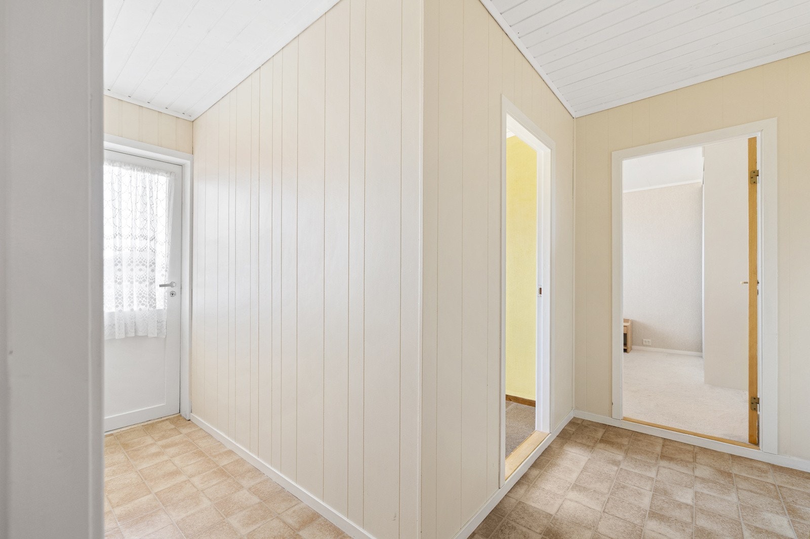 Det er egen tilkomst til kjelleren via denne døren. Galleribilde