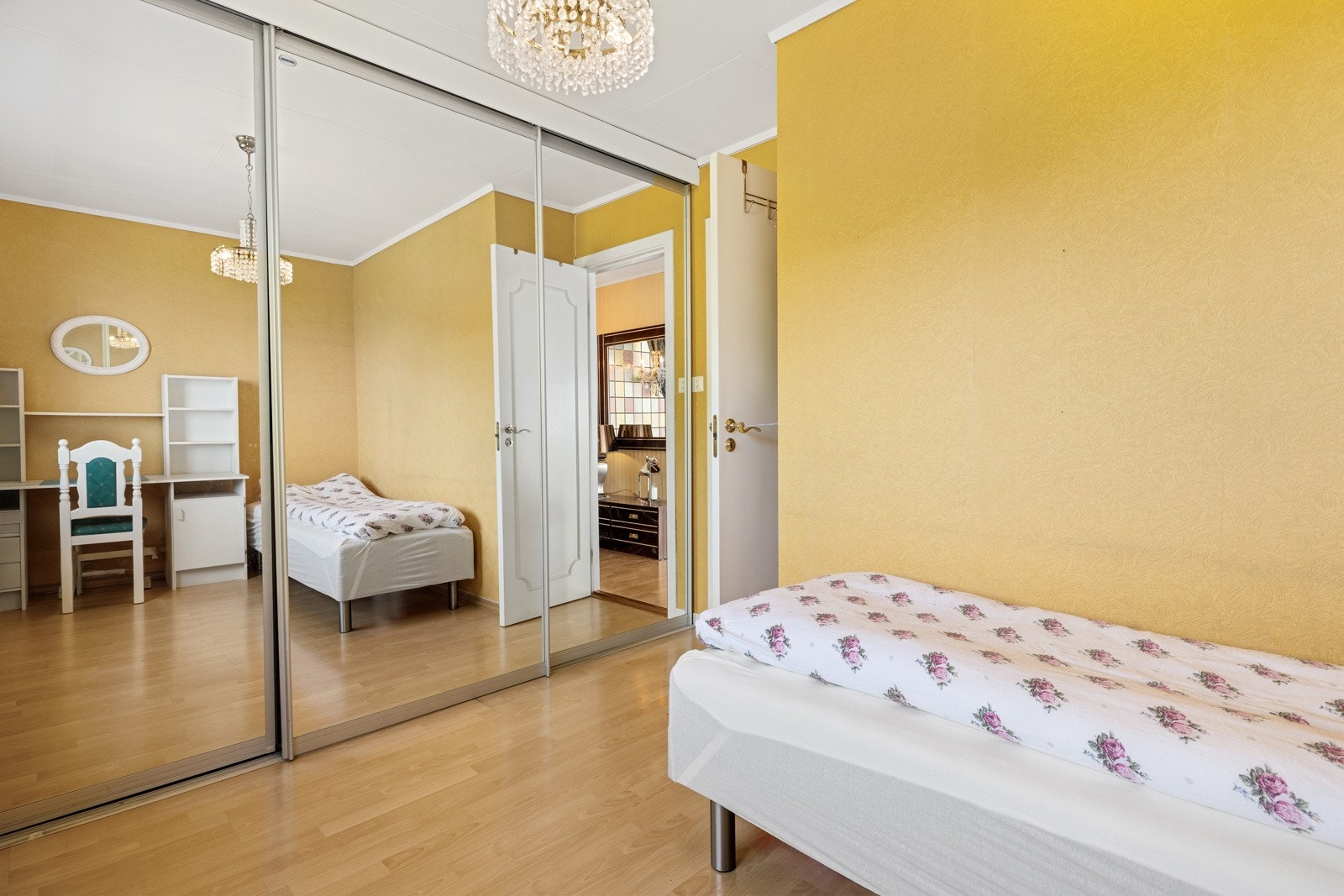 - og er innredet med en stor skyvedørsgarderobe. Galleribilde