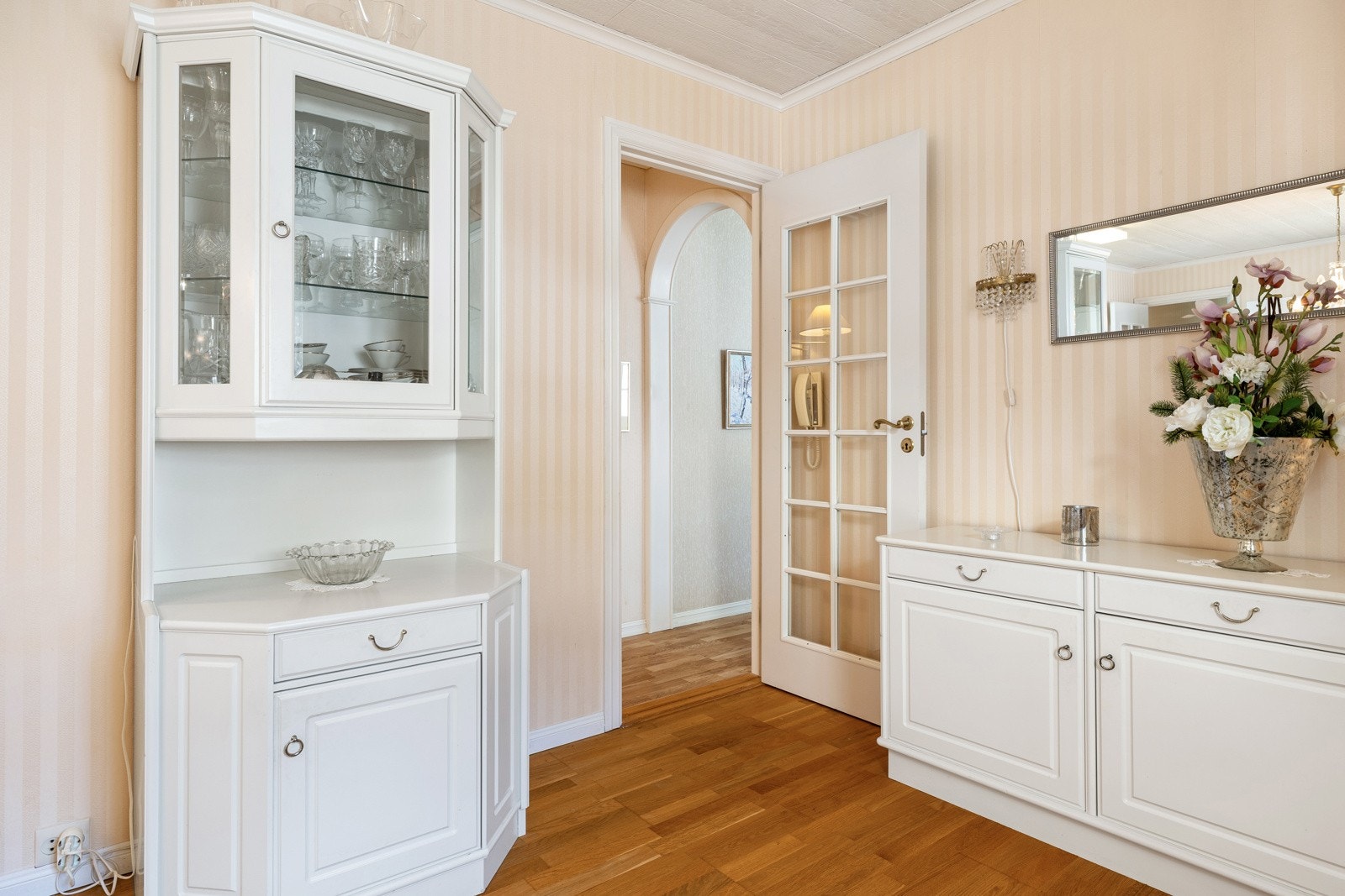 Her har vi fra kjøkkenet og ut til denne bi-inngangen. Galleribilde