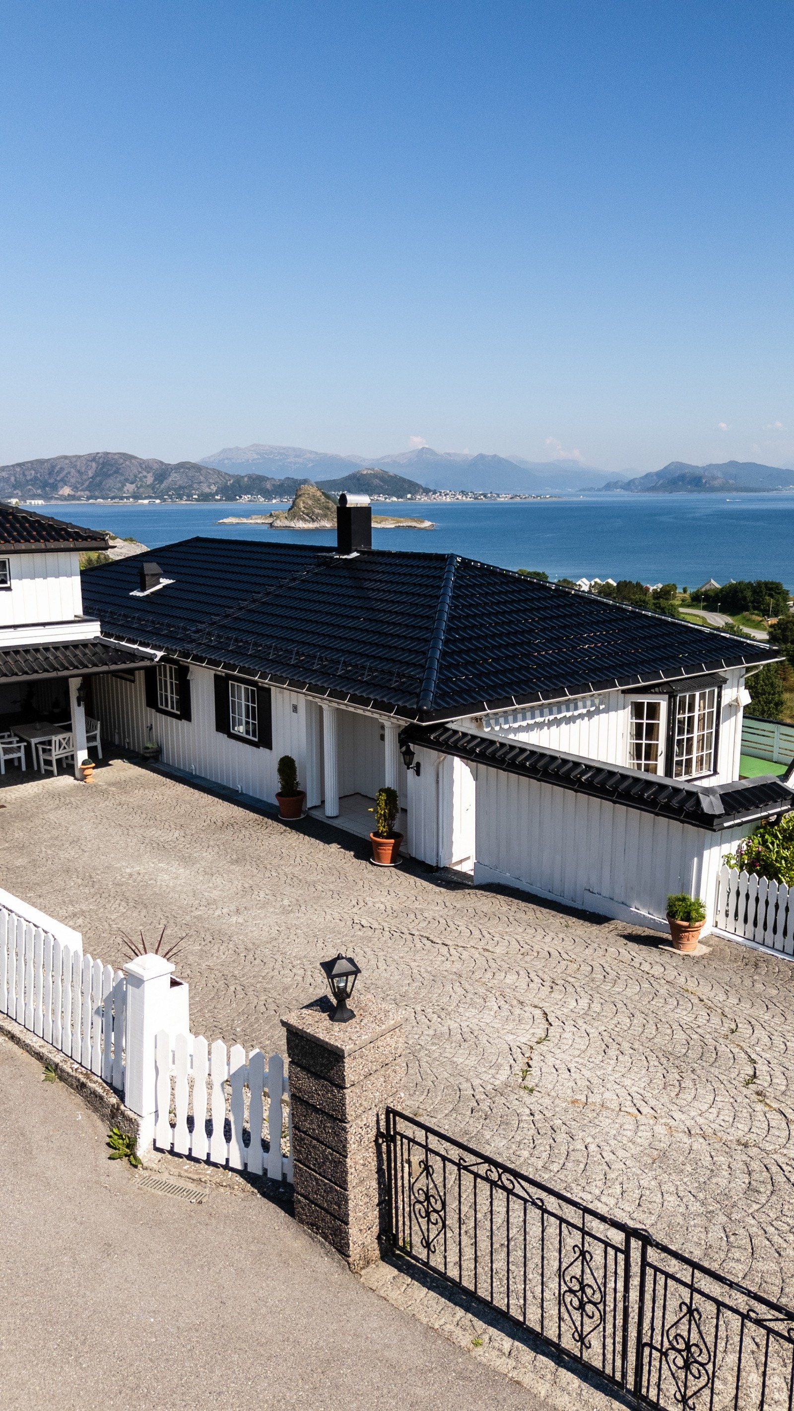 Videre har eiendommen en stor, inngjerdet gårdsplass med plass for flere biler - Galleribilde