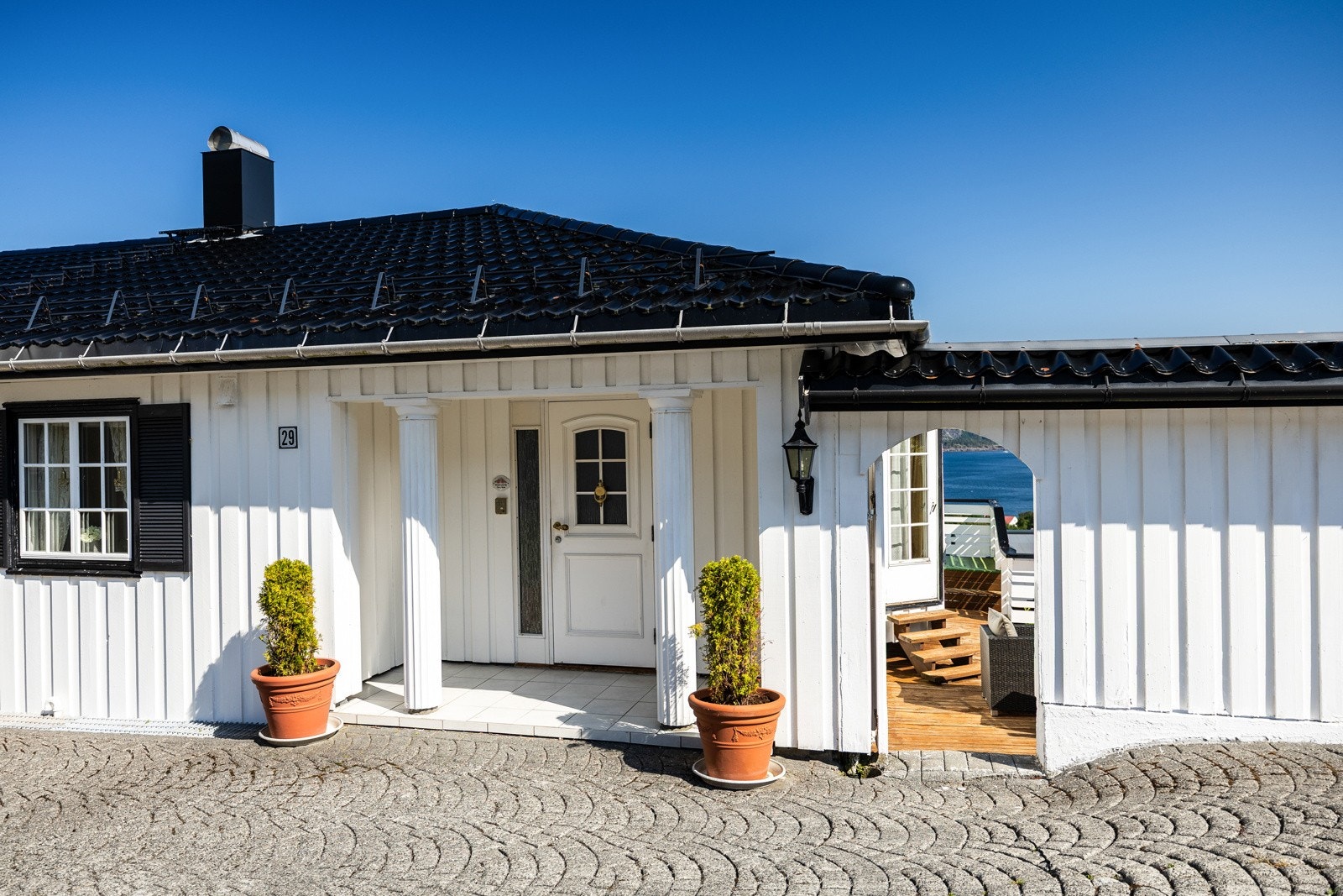 Pent opparbeidet inngangsparti. Det er også tilkomst til terrassen herfra. Galleribilde