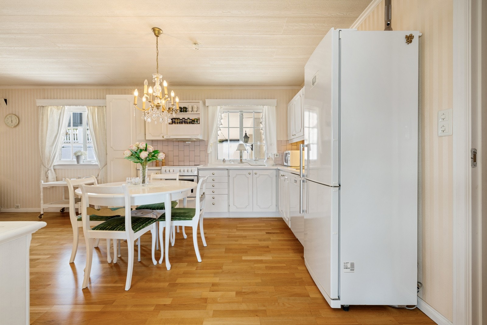 Kjøkkeninnredningen har malte fronter og laminert benkeplate med nedfelt oppvaskkum. Galleribilde