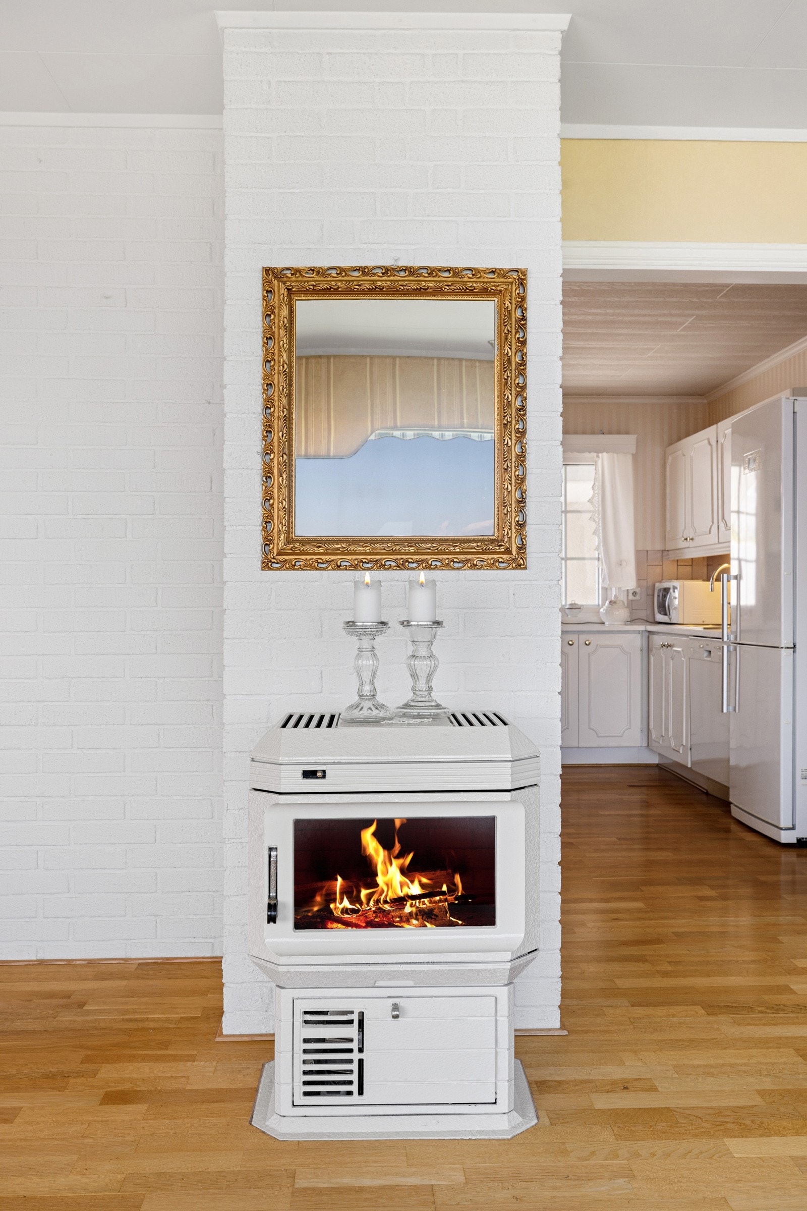 I stuen er det en koselig peis som sørger for god varme på kalde vinterdager. Galleribilde