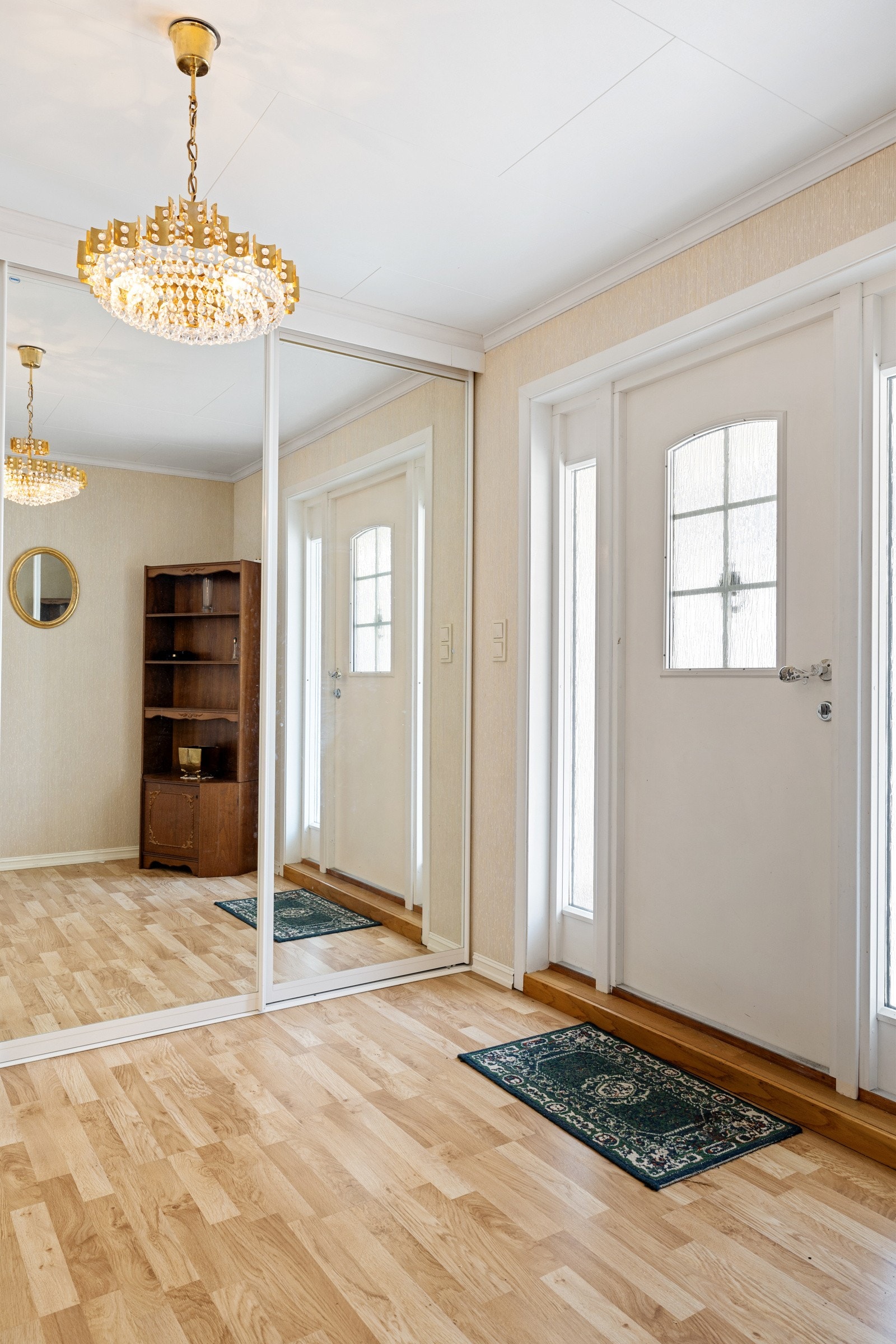 Praktisk bi-inngang med garderobeløsning. Galleribilde