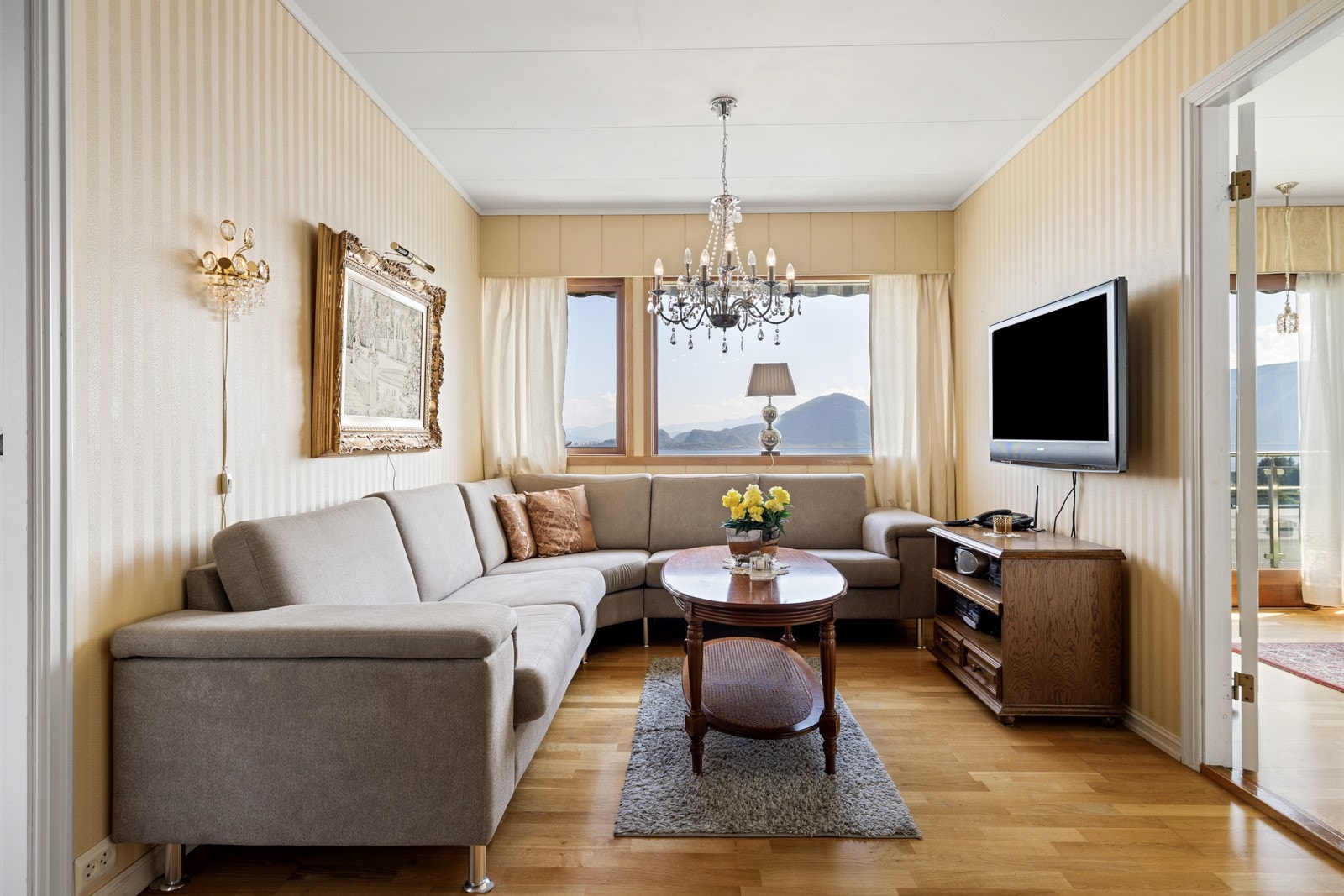 Her er det god plass til en stor sofagruppe, med plass til hele familien. Galleribilde