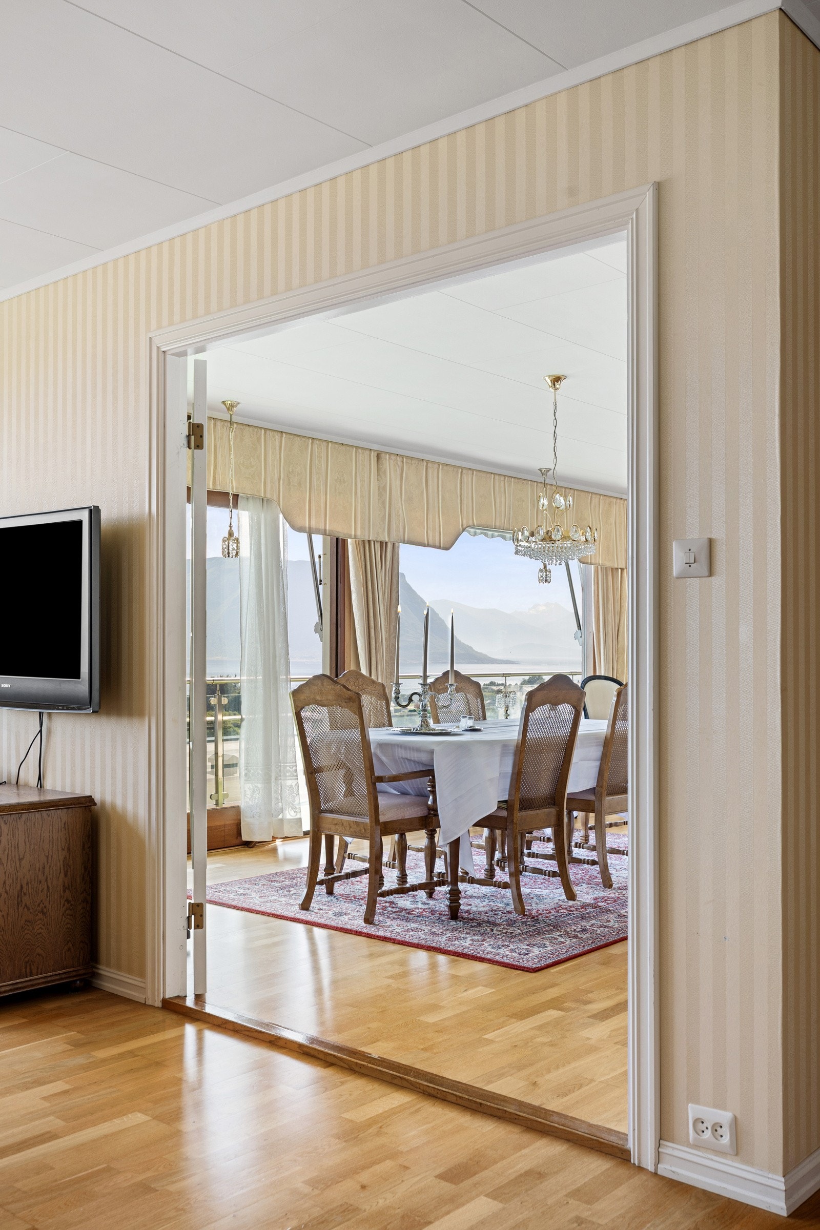 De flotte foldedørene kan enkelt lukkes for å skjerme støy fra den andre stuen. Galleribilde