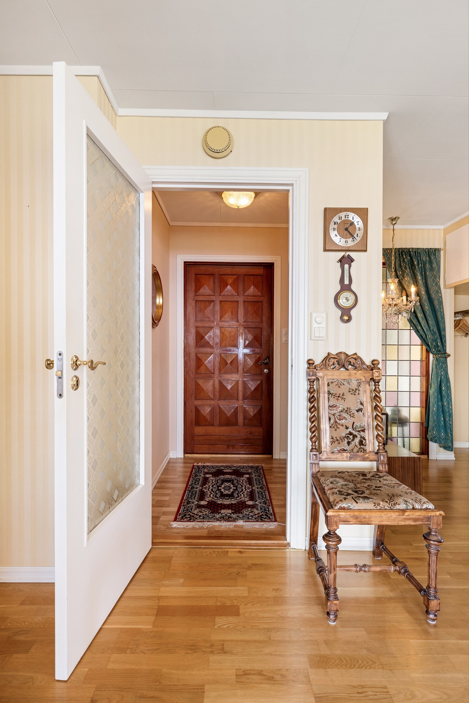 Først kommer du inn i et vindfang som tar deg videre inn i en romslig mellomstue. Galleribilde