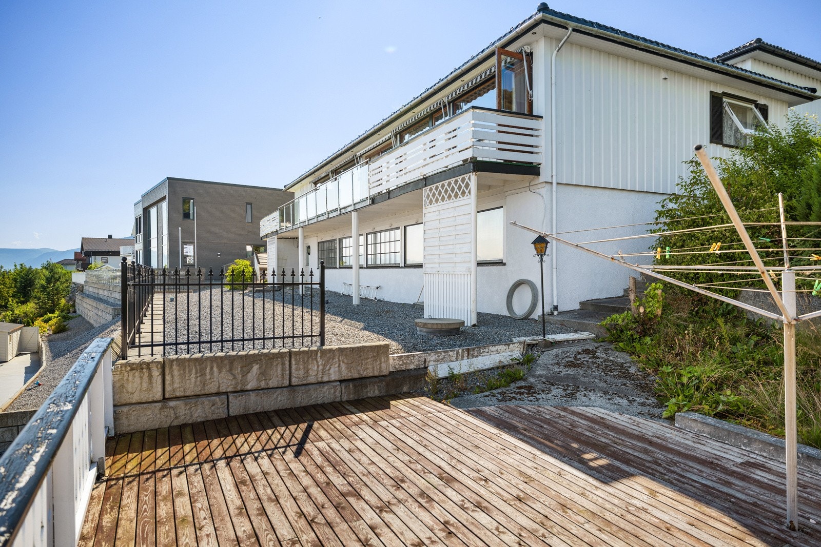 Boligen går over to etasjer med kjeller og hovedetasjen, samt et kryploft. Galleribilde