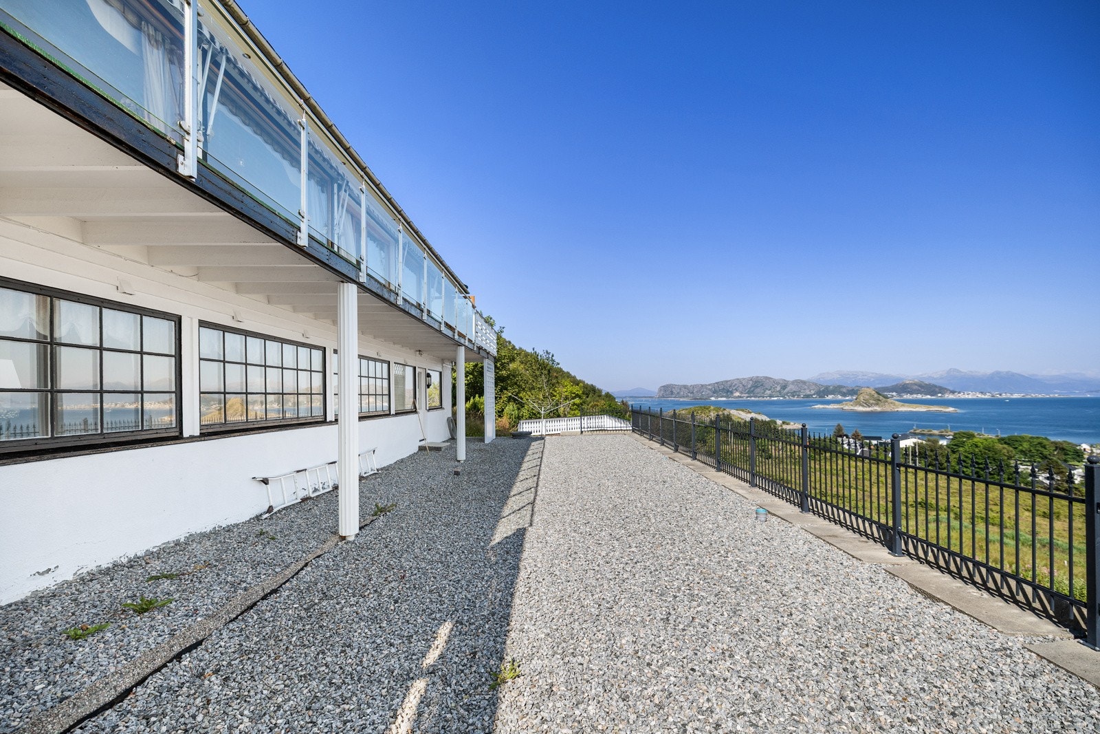 På fremsiden er det et stort gruslagt uteområde, med stort potensiale. Galleribilde