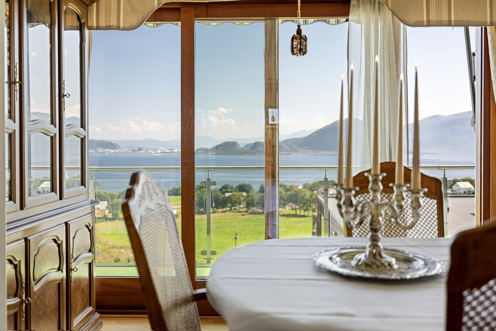 Tenk å nyte et godt måltid, med denne utsikten i bakgrunnen, her er det også utgang til verandaen. Galleribilde