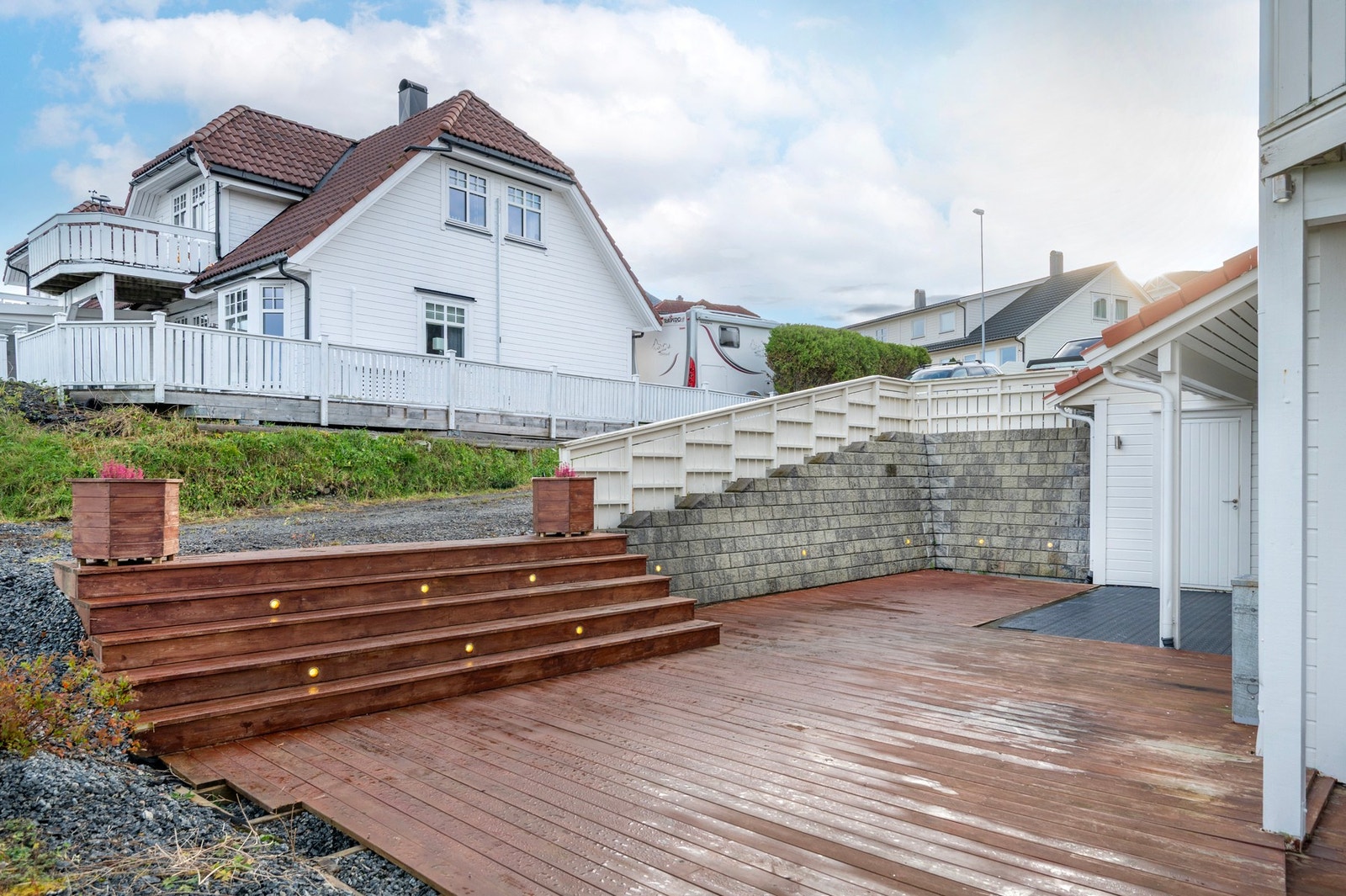 Her har du god plass til alt du måtte ønske av utemøblement. Galleribilde