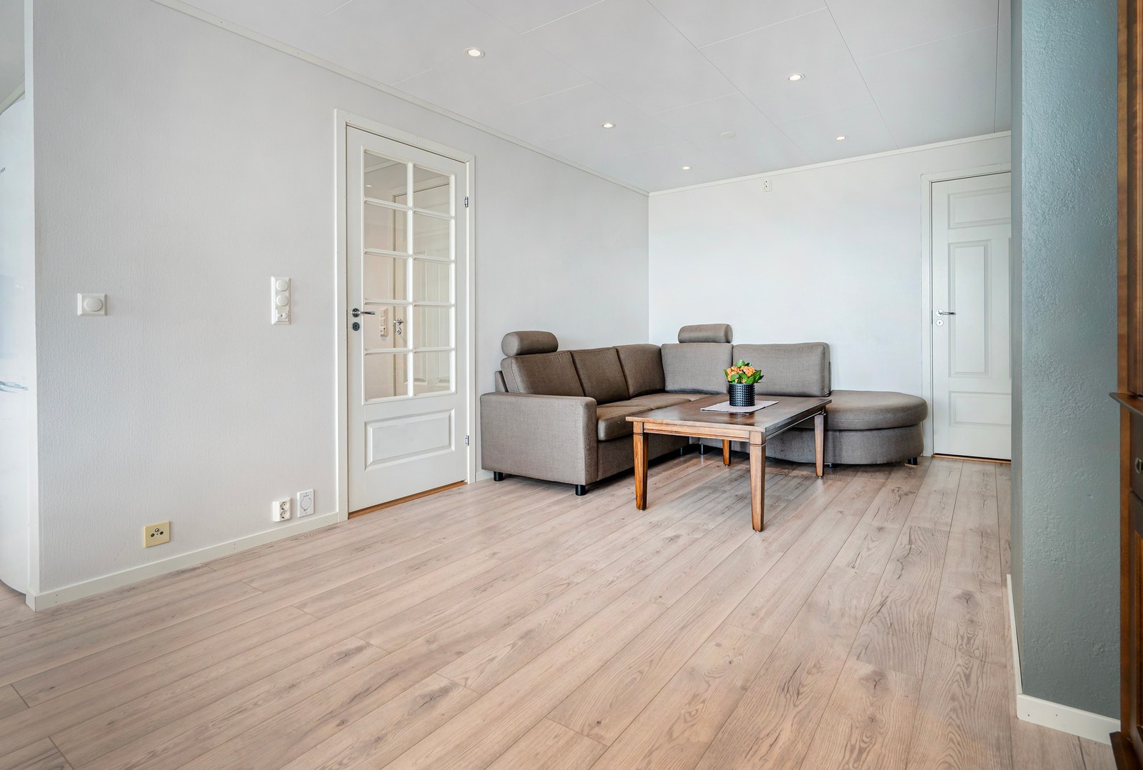 Romslig stue med store vindusflater og godt med naturlig lysinnslipp. Galleribilde