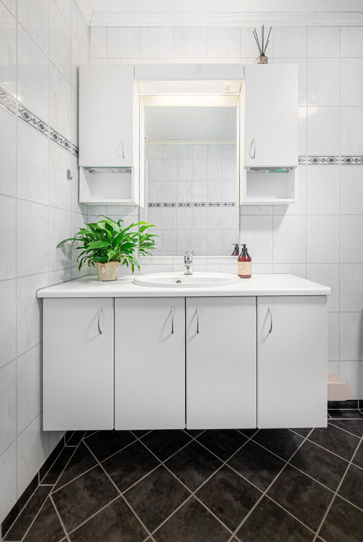 Det er godt med oppbevaringsplass i innredningen. Galleribilde