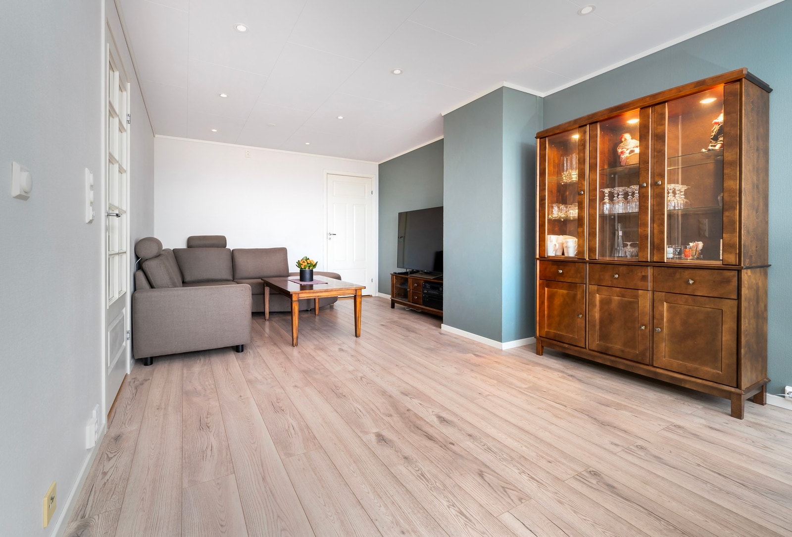 Stuen har naturlige soner og god plass til en stor sofagruppe. Galleribilde