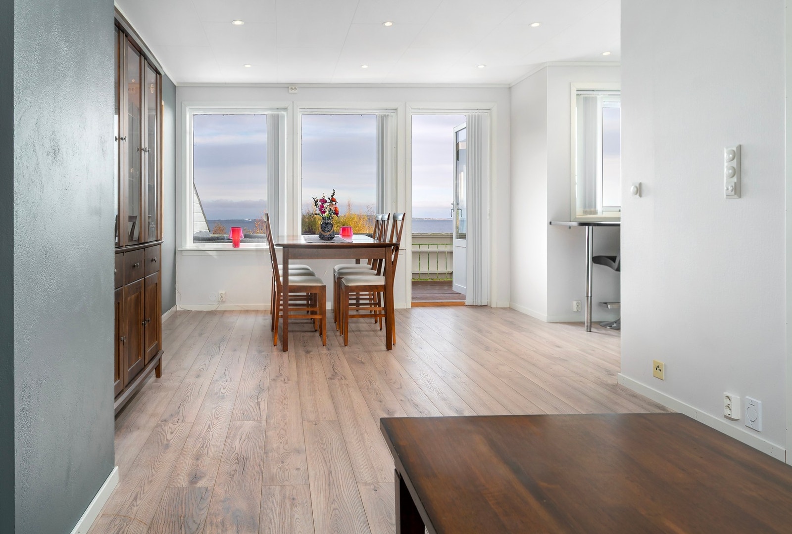 Naturlig plass til spisegruppen i tilknytning kjøkkenet. Galleribilde