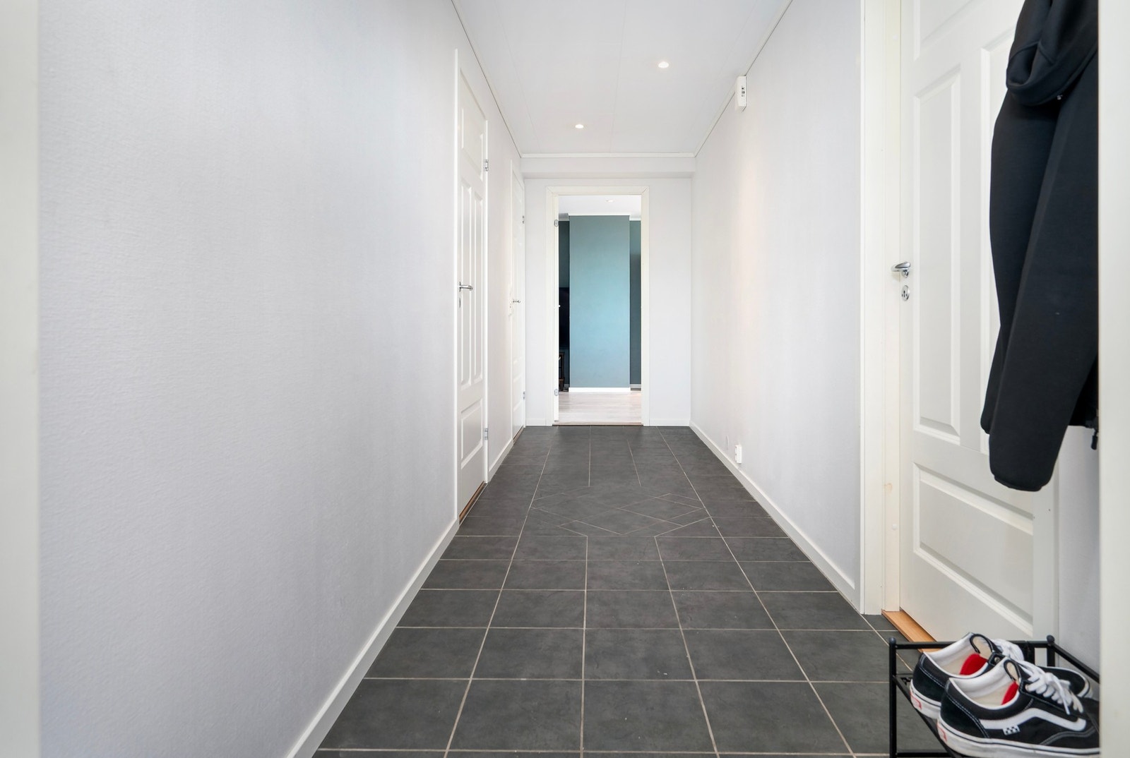 Romslig inngangsparti med god plass til å henge fra seg tøy og sette fra seg sko. Galleribilde