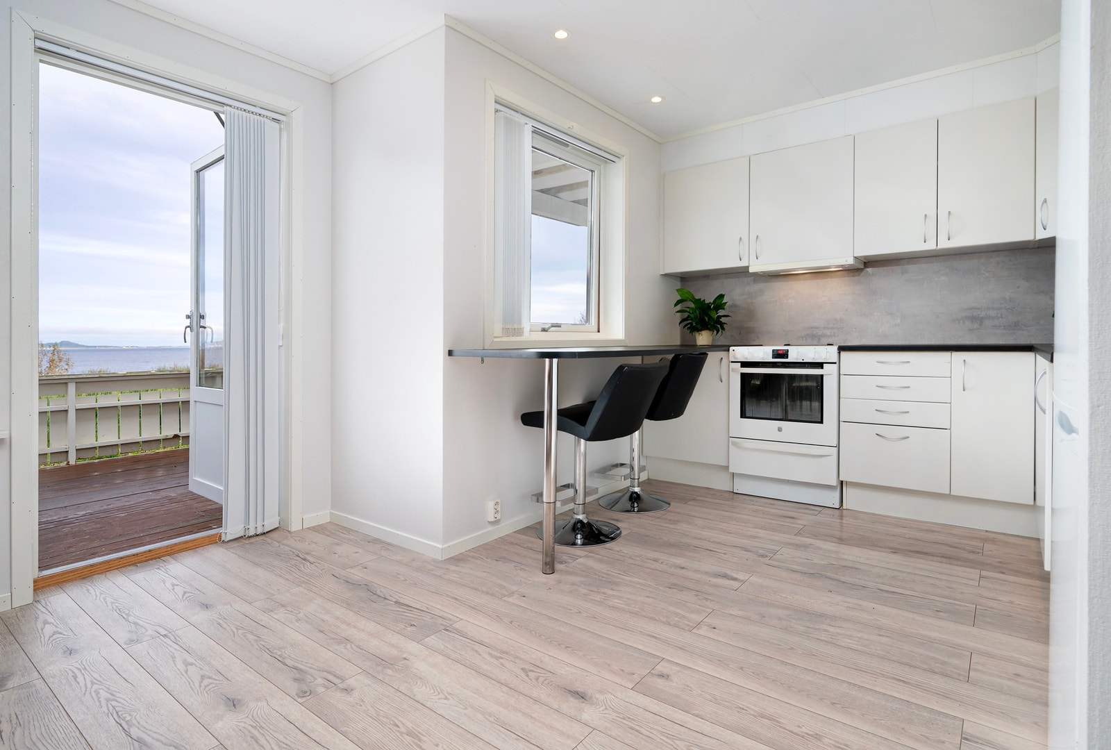 Kjøkkenet har innredning med glatte fronter og benkeplate av laminat. Galleribilde