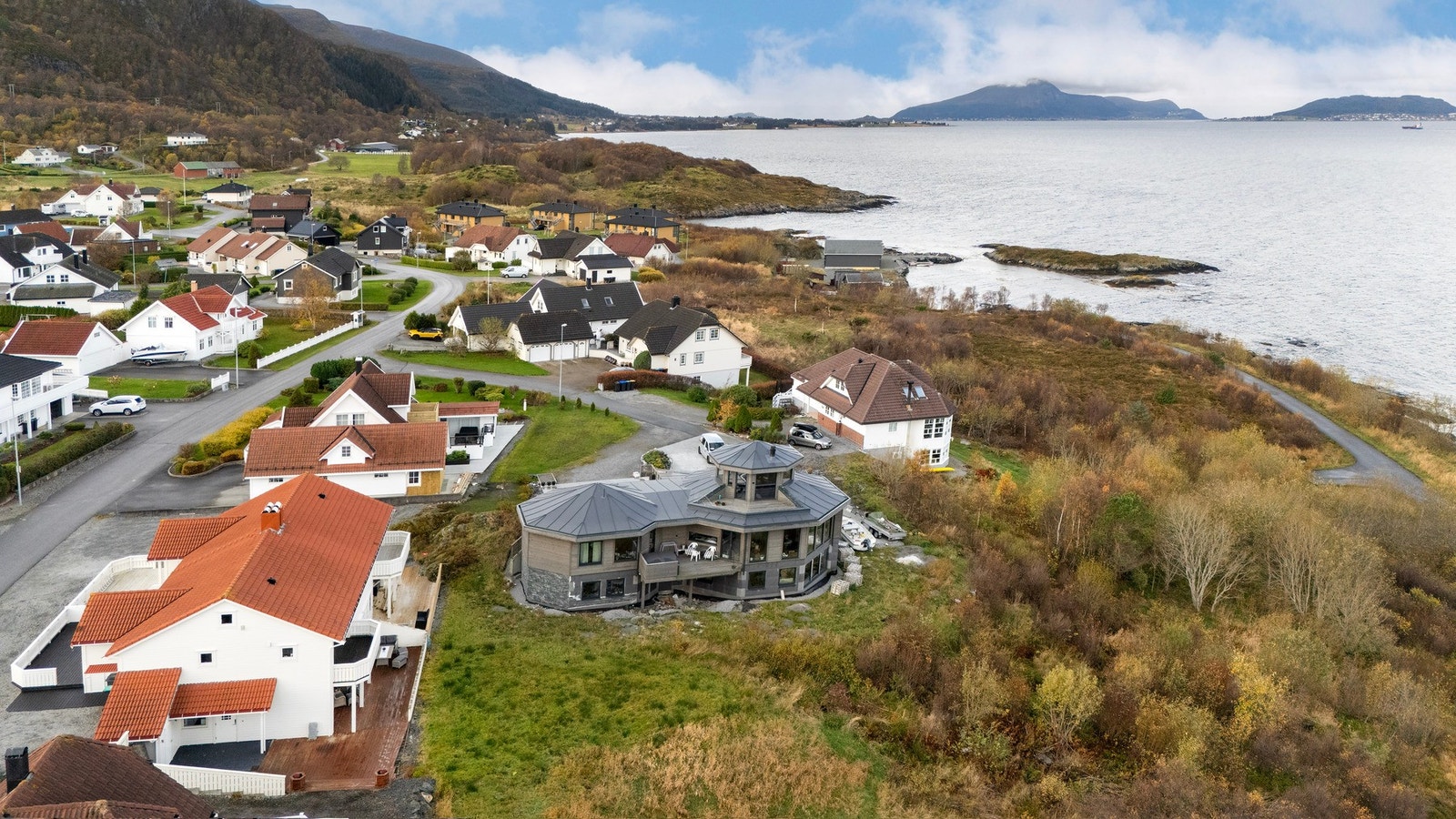 Til Brattvåg sentrum med barneskole, ungdomsskole, videregående skole, idrettsanlegg og idrettshall er det ca. 1-2 km. Galleribilde