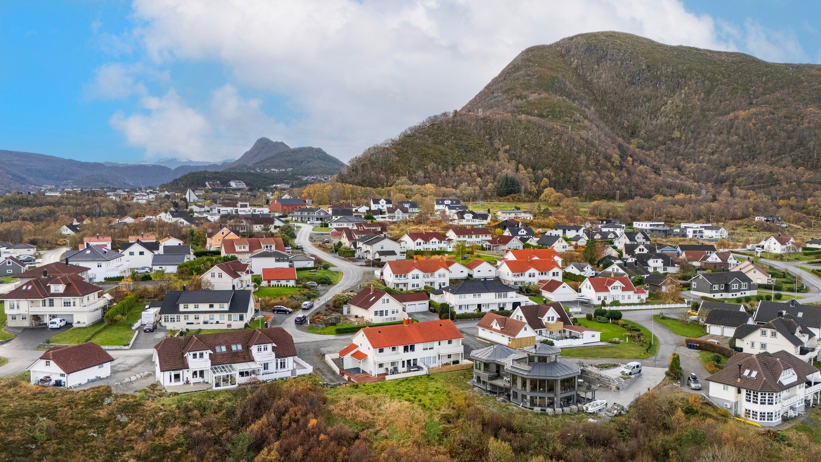 Området for øvrig består for det meste småhusbebyggelse,
eneboliger og tomannsboliger. Galleribilde