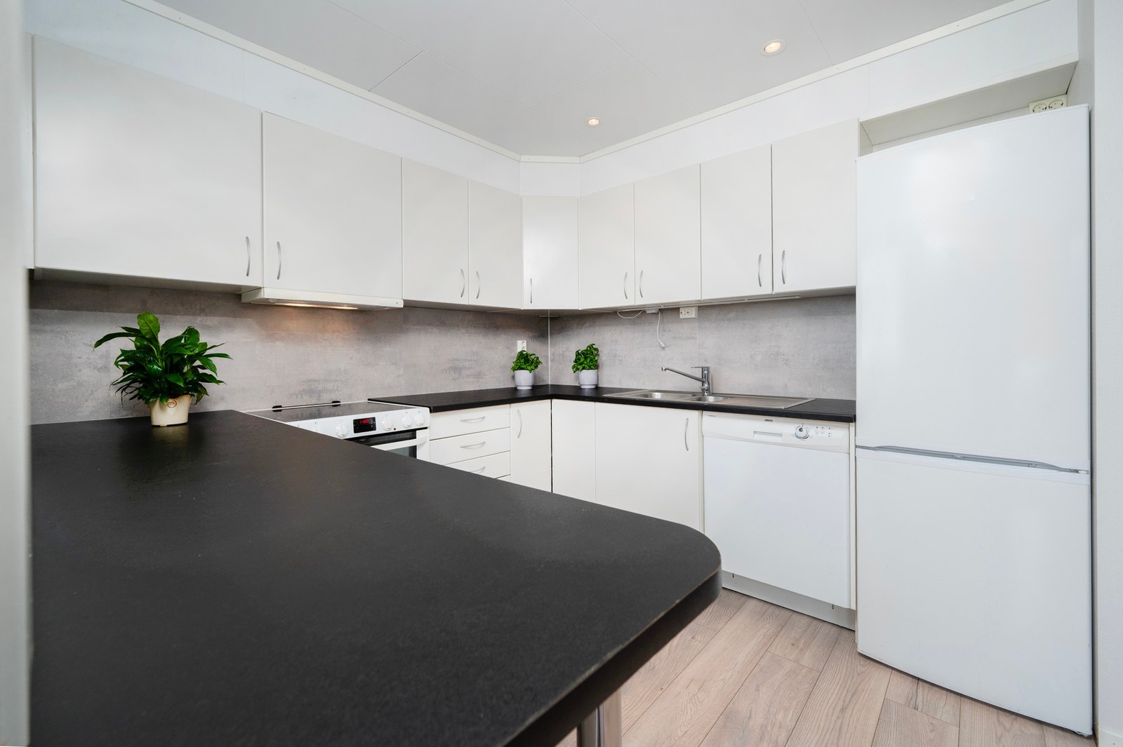 Her har du godt med både skap- og benkeplass! Galleribilde