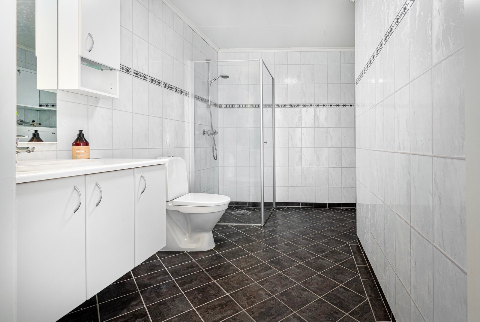 Fint og tidløst baderom med elektriske varmekabler. Galleribilde