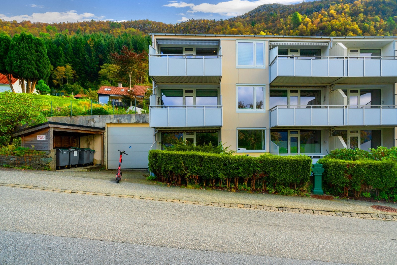 Boligen ligger på enden i en høy 1. etasje med trapp opp. Galleribilde
