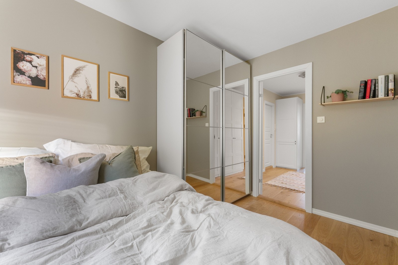 Boligen har et soverom med plass til både seng og garderobe. Galleribilde