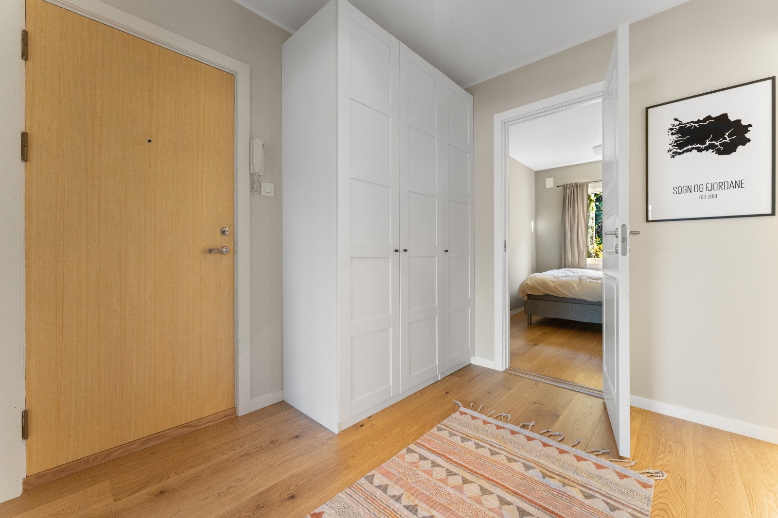 Her er det mye plass. I tillegg er det også flere boder som følger boligen i etasjen under. Galleribilde