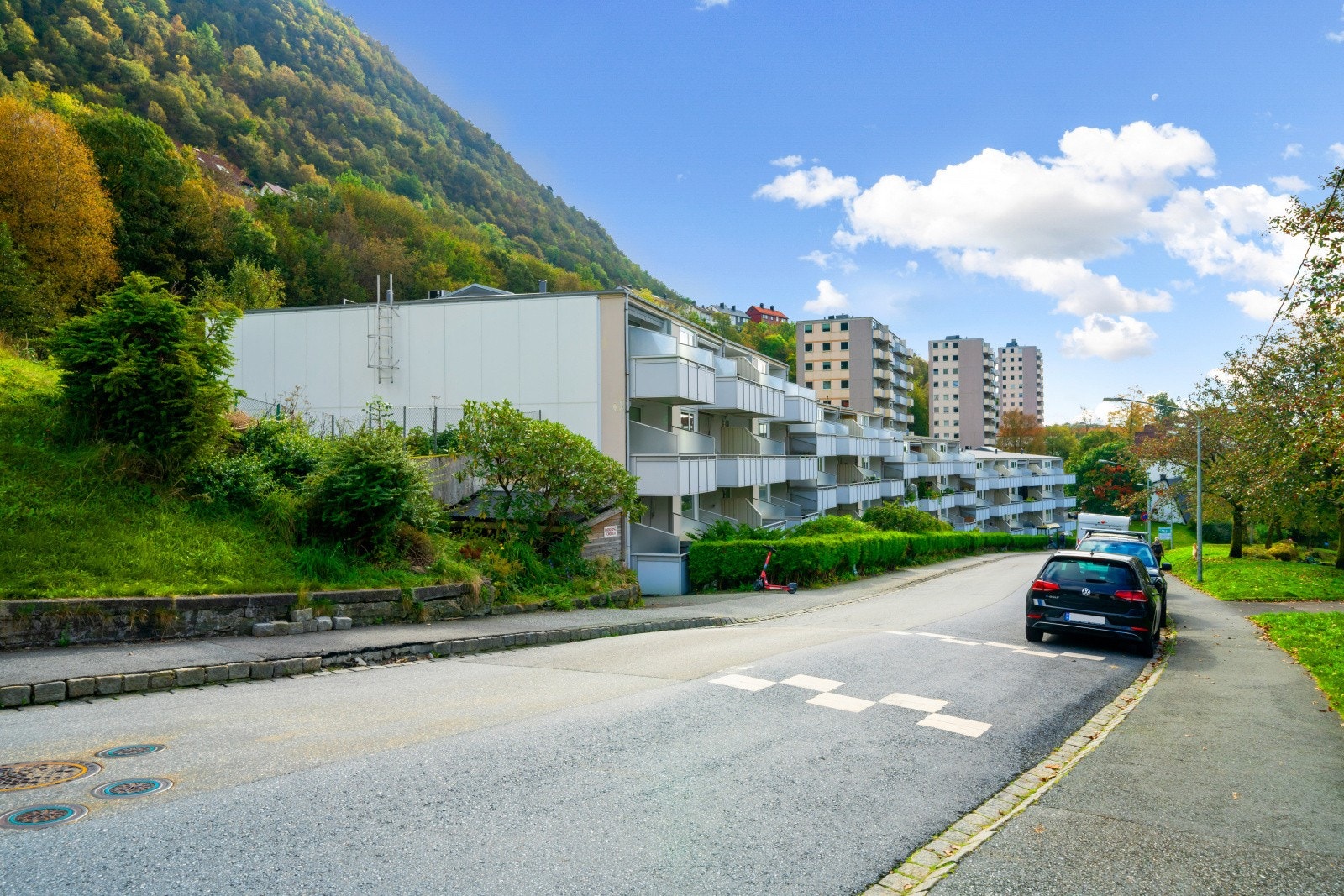 Parkering i gaten utenfor. Sonefritt pt. Galleribilde