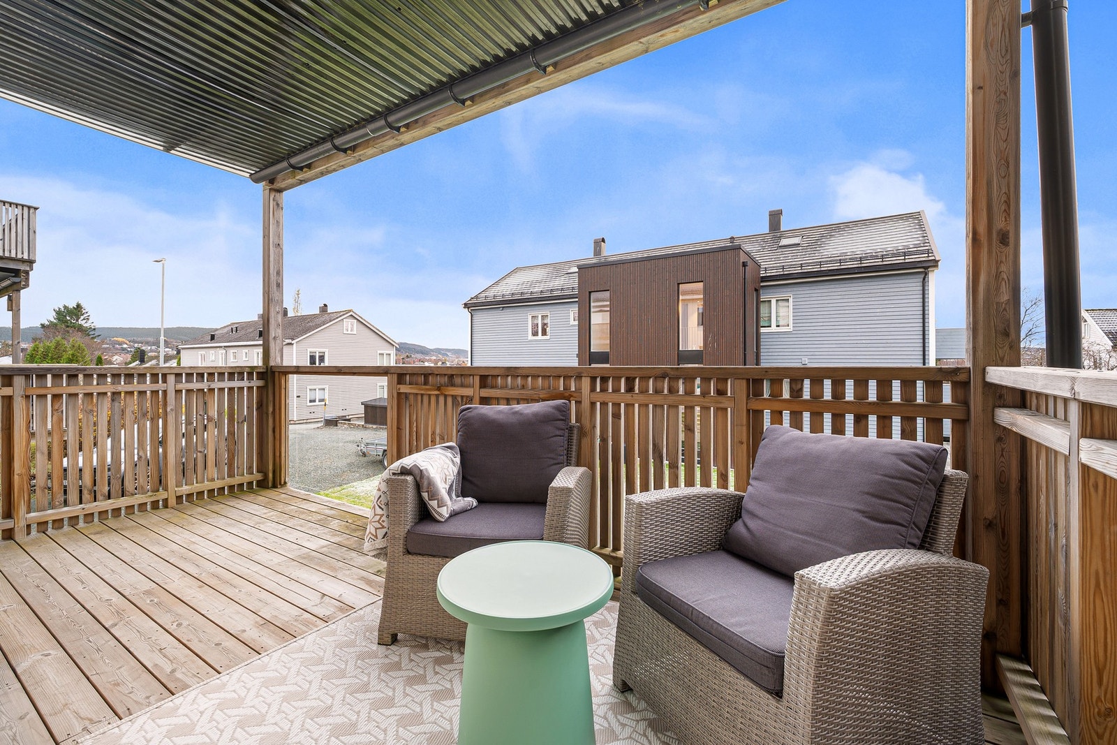 Balkongen er oppmål til 9,9 m². Under tak, som gir flere bruksdager i løpet av året. Galleribilde