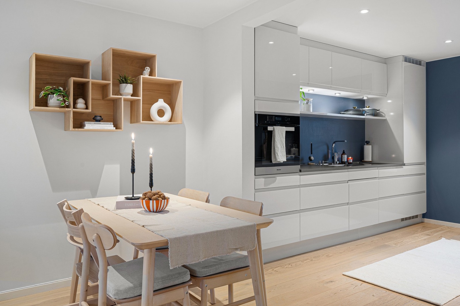 Åpen og fin løsning, med godt gjennomlys fra kjøkken. Galleribilde