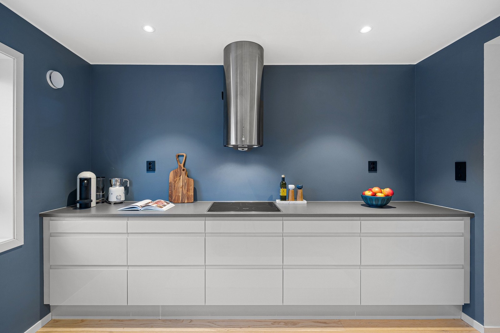 Takstmann har vurdert kjøkken med tilstandsgrad 0/1. Det er montert lekkasjestopper og komfyrvakt. Galleribilde