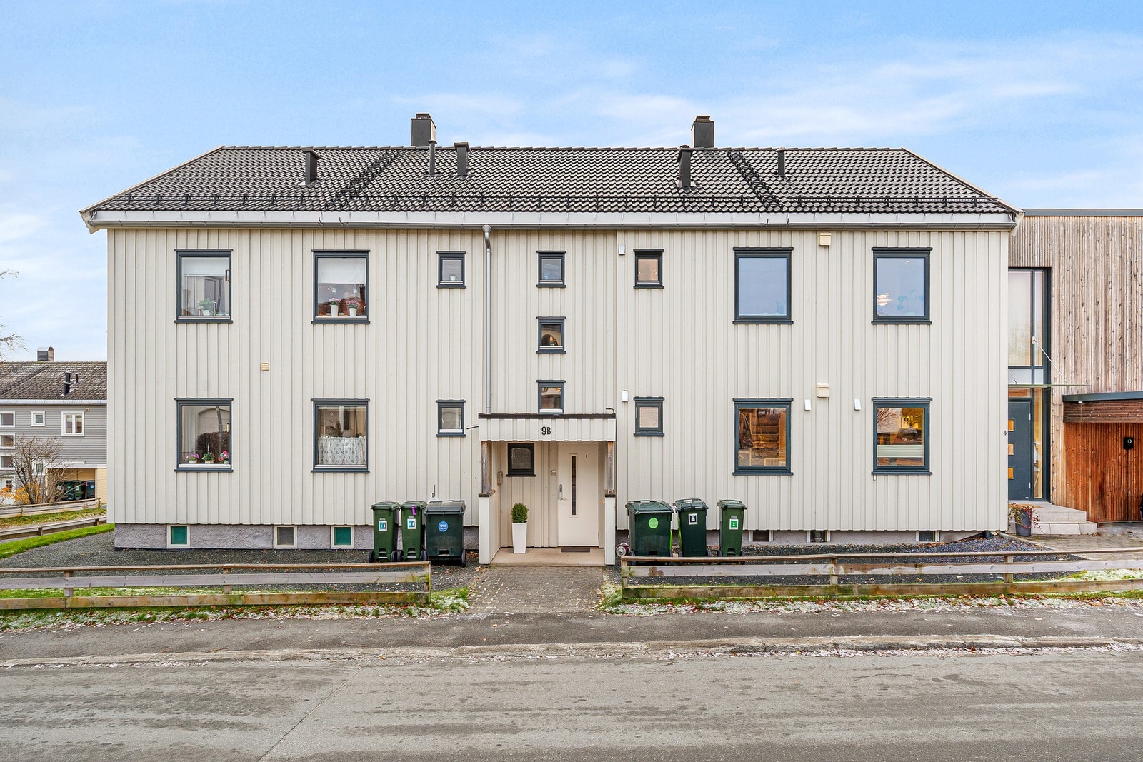 Attraktiv beliggenhet i rolige og fredelige omgivelser på Tyholt. Kort vei til buss og butikk. Gang- og sykkelavstand til NTNU på Gløshaugen, St. Olavs, Bakklandet, Midtbyen og Solsiden. Galleribilde