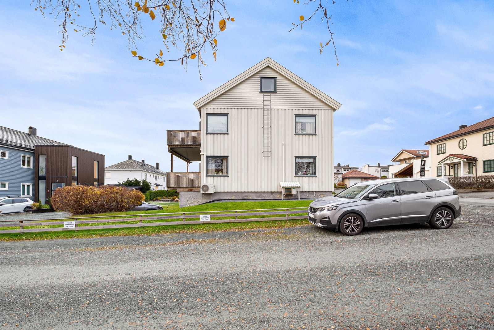 Parkering i gate, like ved boligen. Galleribilde