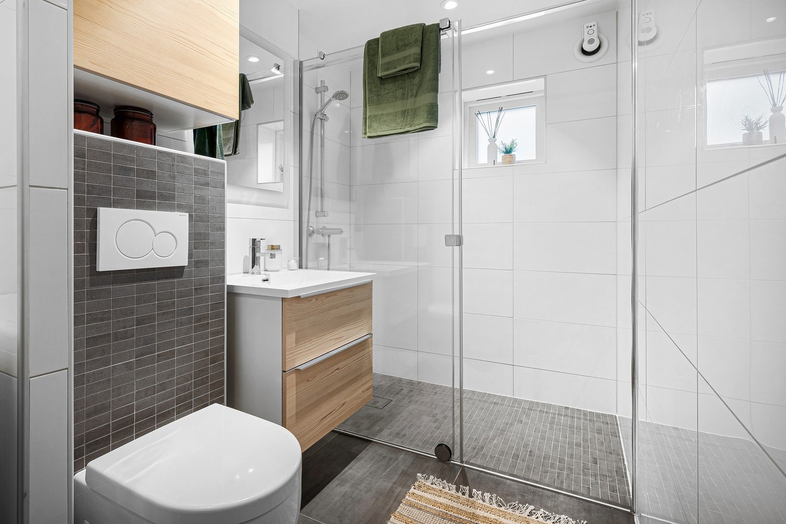 Delikat, flislagt bad. Behagelig gulvvarme og stemningsfull downlights i himling. Galleribilde