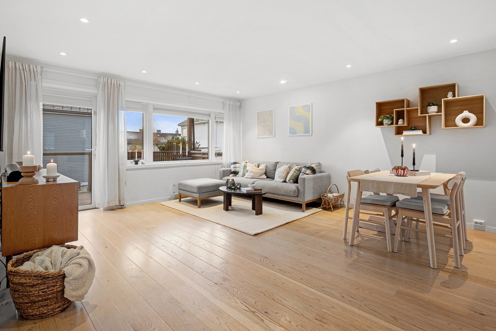 Lys og flott stue på ca. 22 m². Fin løsning med plass til egen spisestue. Galleribilde