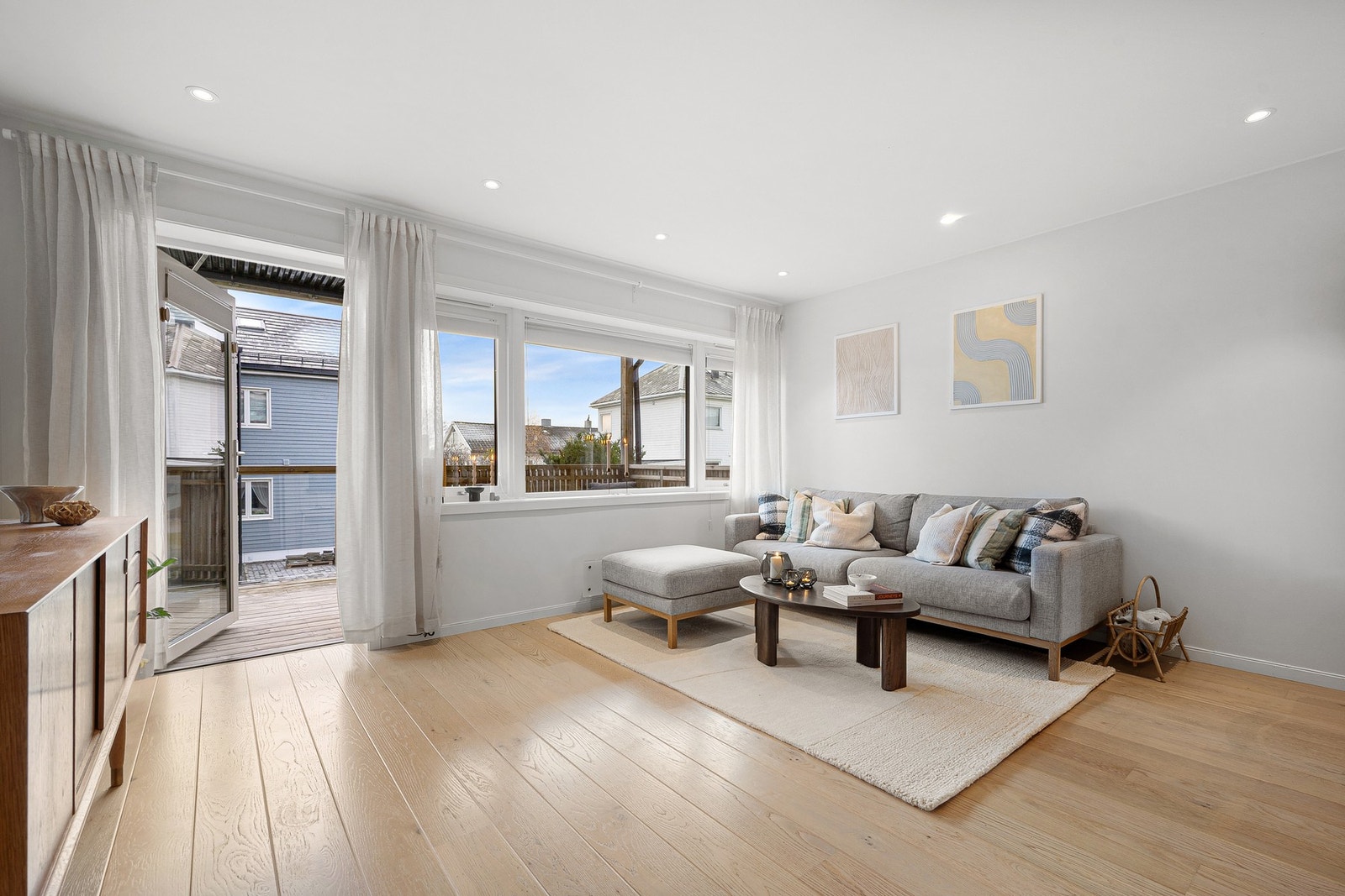 Nytt tak 2018. Etterisolert med ny kledning og nye vinduer i 2016. Det ble drenert rundt hele huset. Tomten ble opparbeidet med tilførsel av ny jord og sådd ny plen, samt at inngangsparti ble steinbelagt. Galleribilde